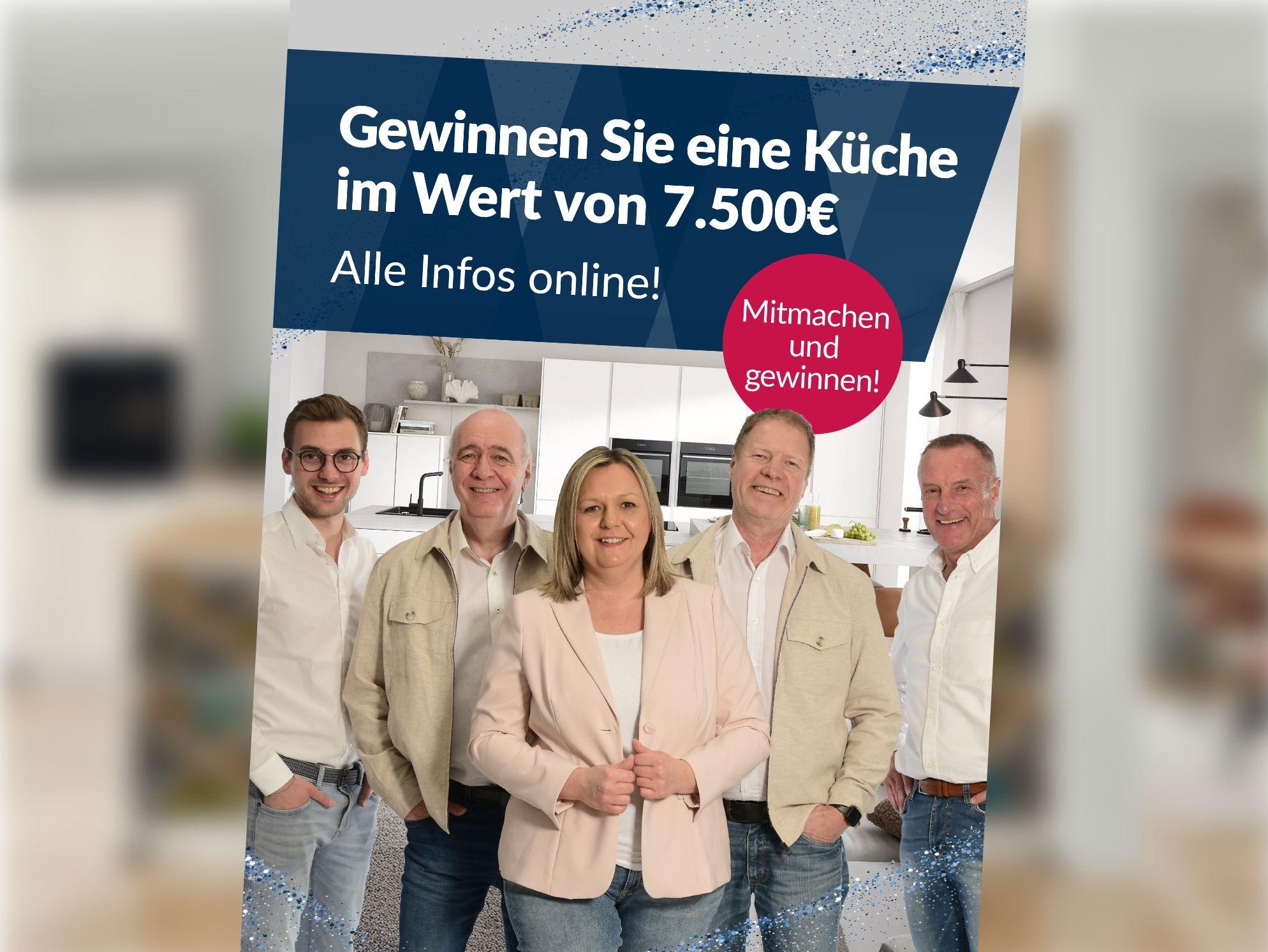 Team vor moderner Küche wirbt für Küchen-Gewinnspiel