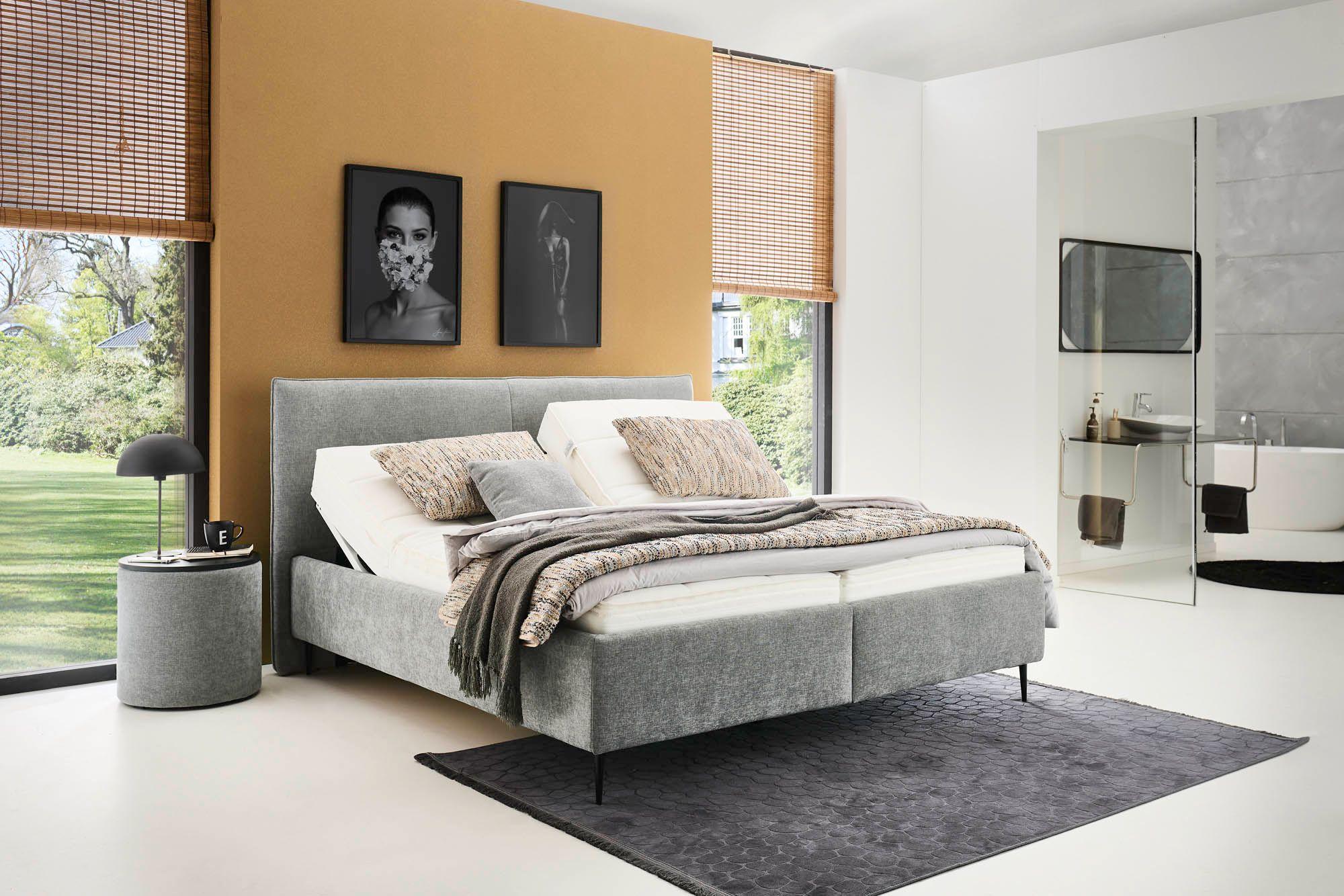 Polsterbett mit etwas hochgestelltem Kopfteil