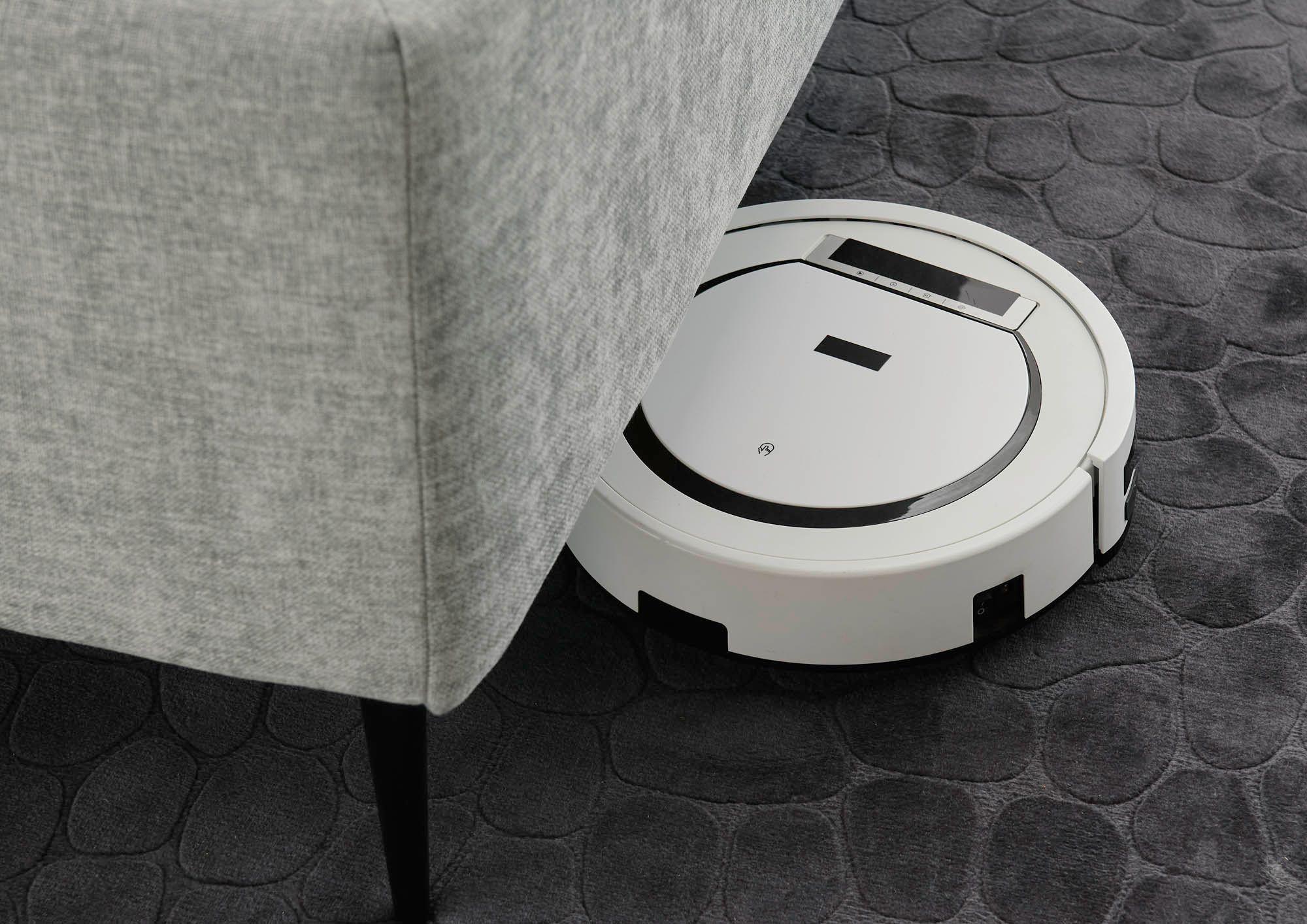 Staubsaugerroboter unter Polsterbett
