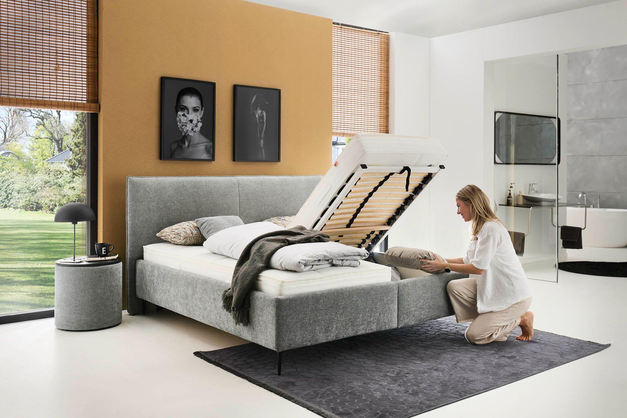 Polsterbett mit geöffnetem Bettkasten