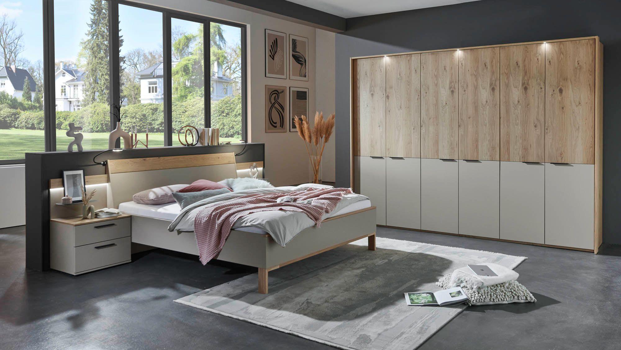 Schlafzimmer mit Drehtürenschrank, Luxusbett Liegefläche ca 180 x 200 cm und 2 stehenden Nachtkommoden mit je 2 Schubladen