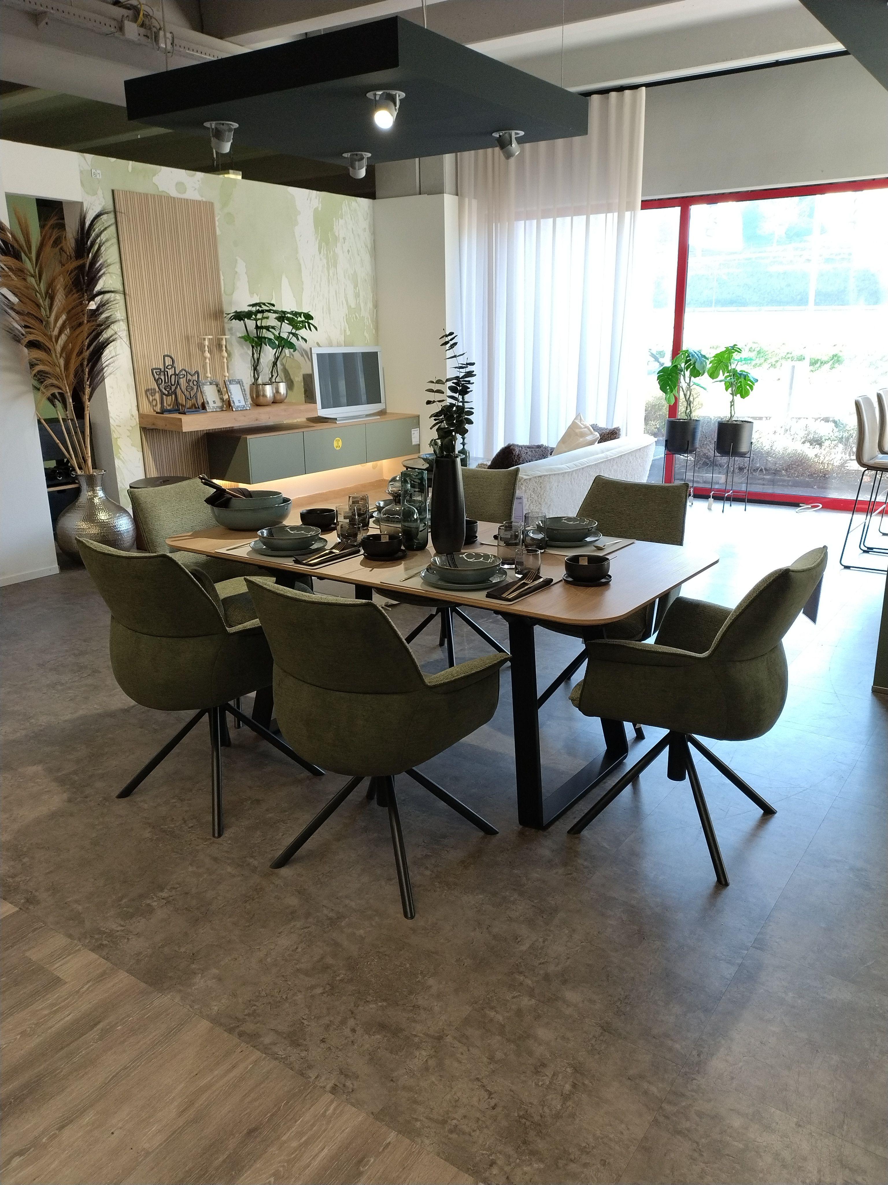 Essgruppe bestehend aus ausziehbarem Esstisch in Eiche Nachbildung und 6 Armlehnstühlen