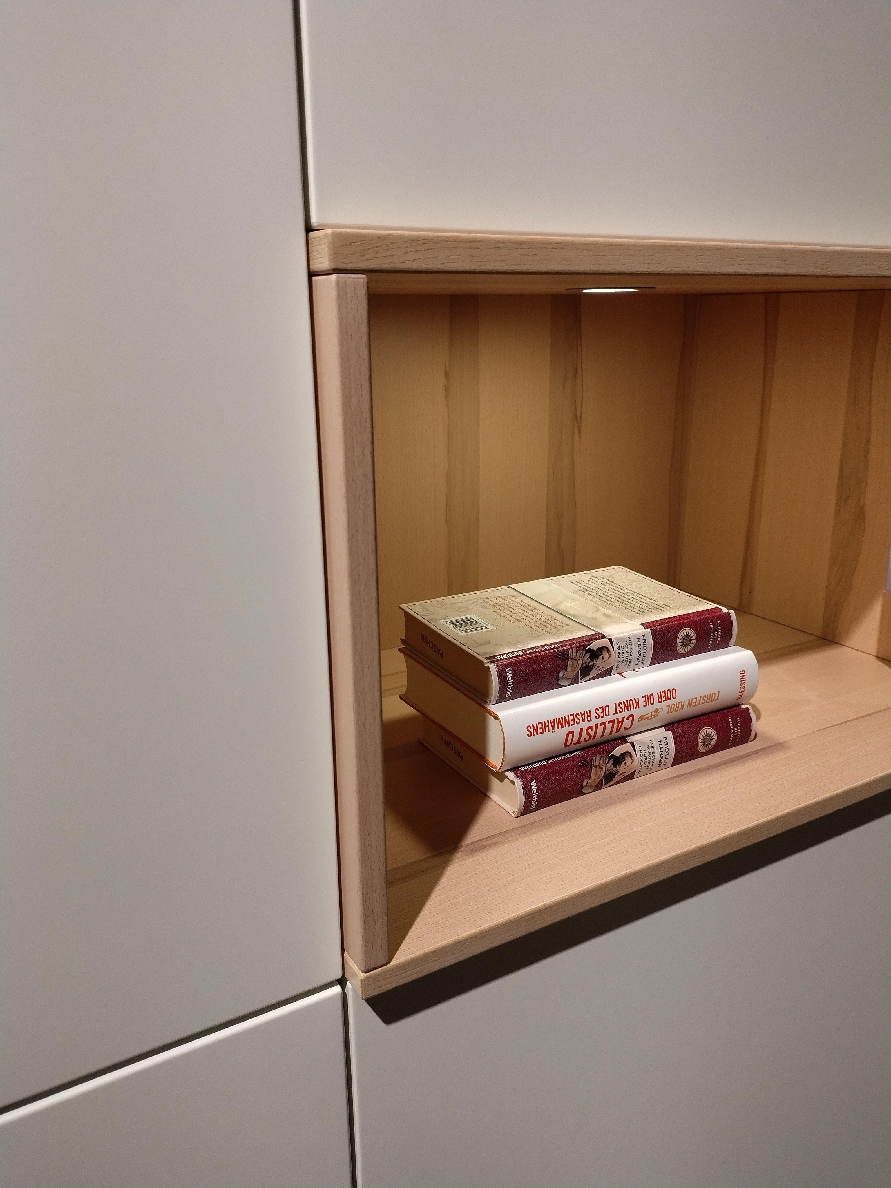 Detail  offenes Vitrinenfach beleuchtet