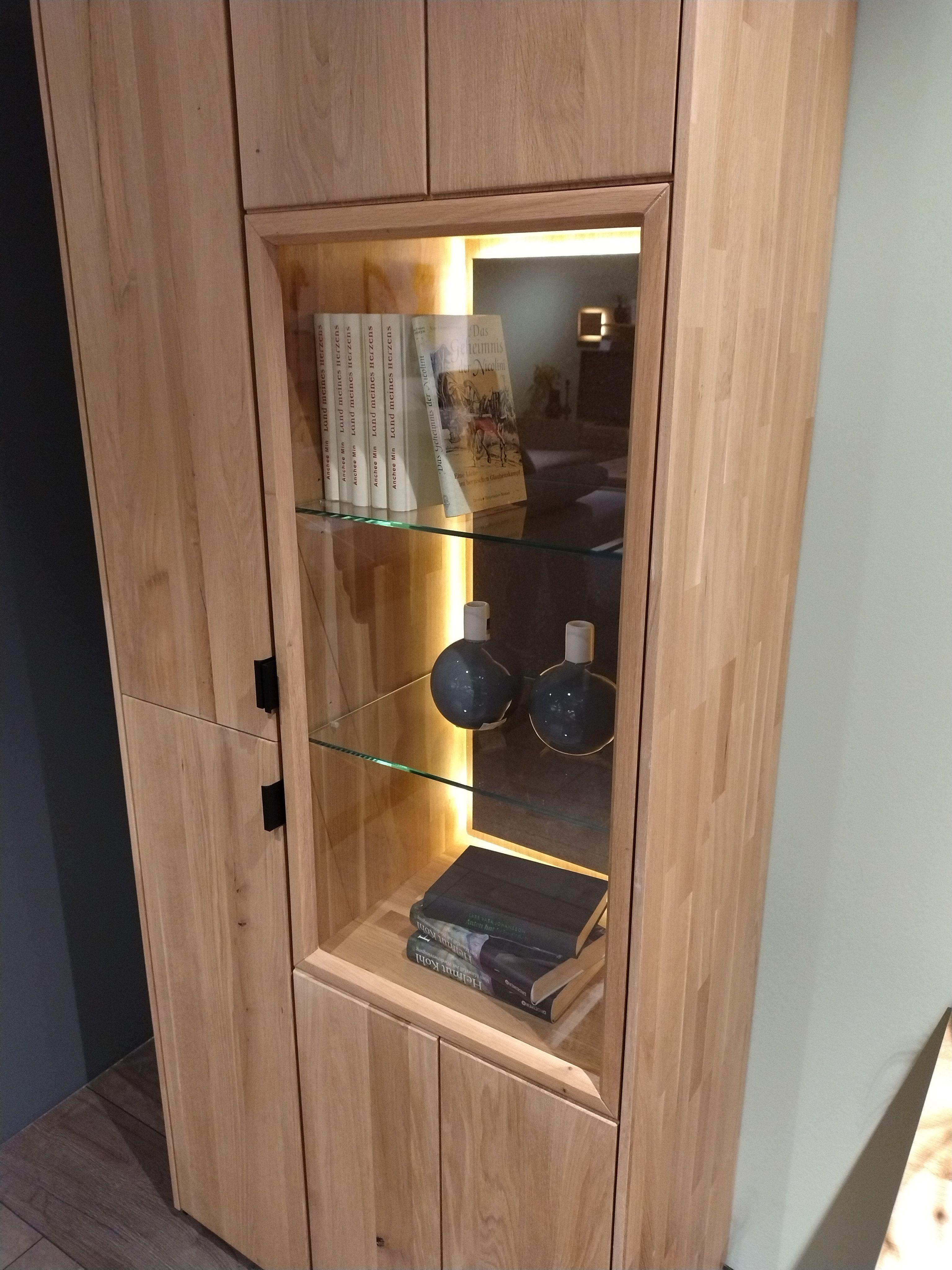 Vitrine mit Rückwand in Steinfurnier, beleuchtet
