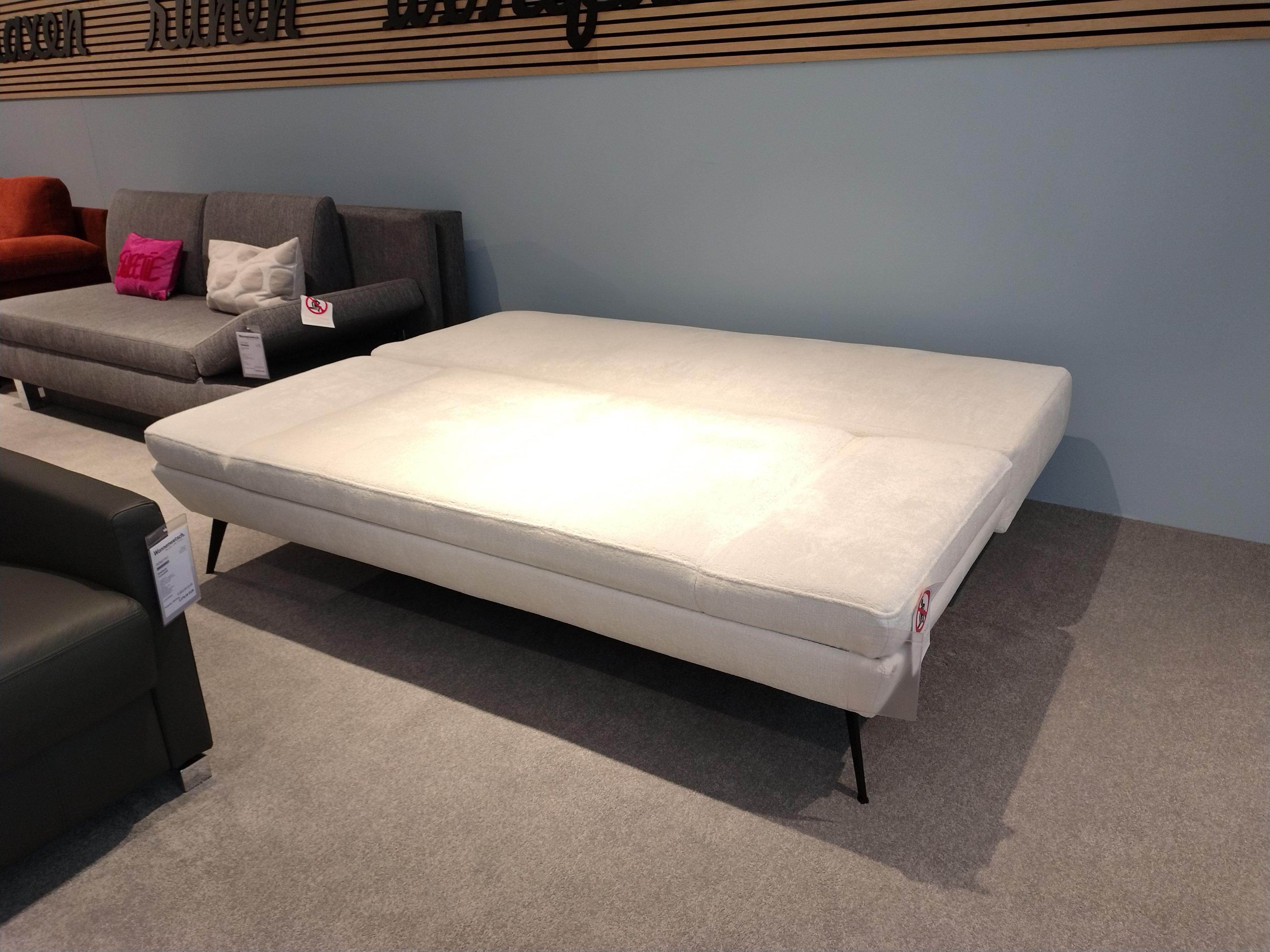 Funktionssofa in hellem Stoff ausgezogen