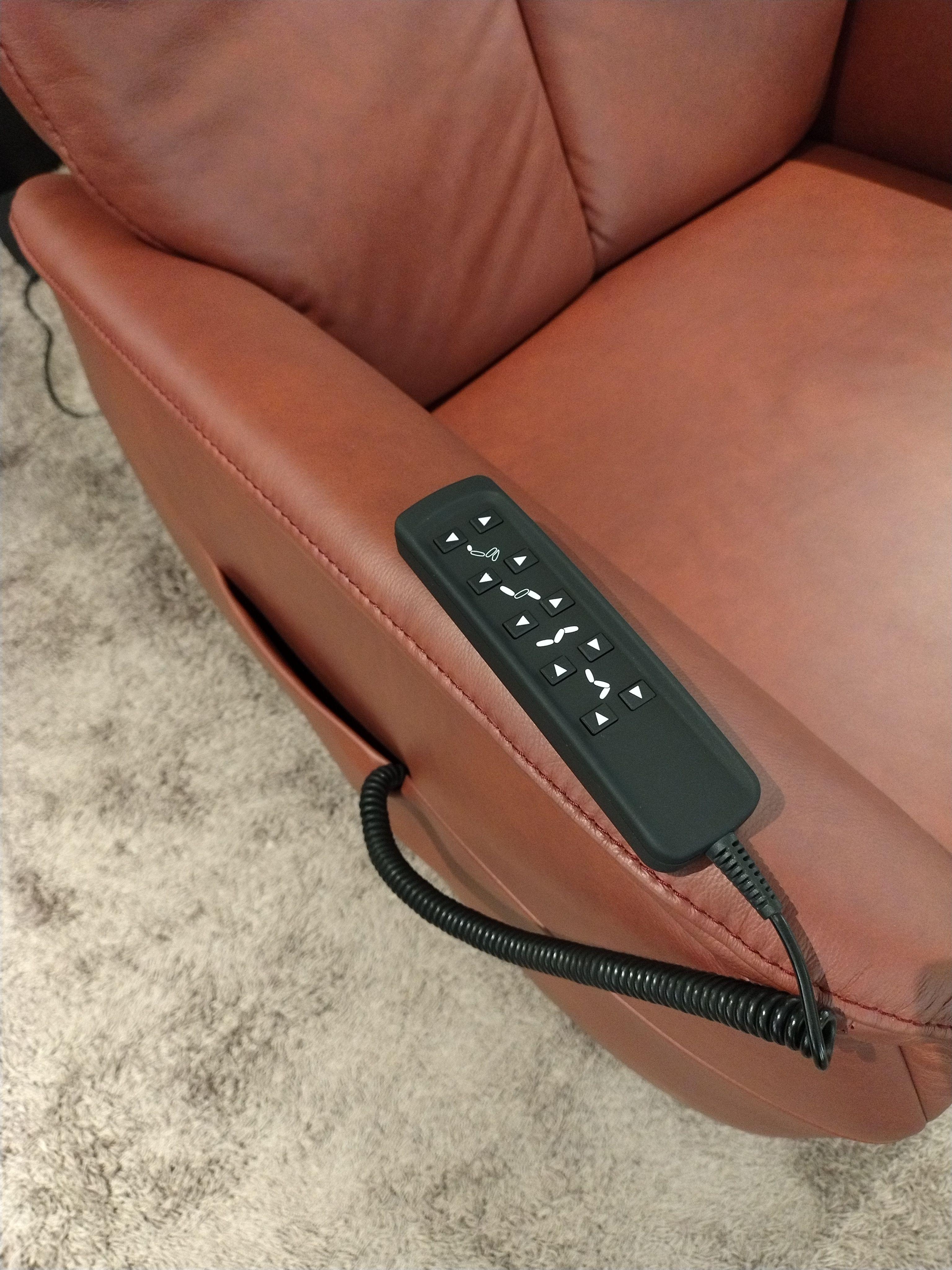 Detail Fernbedienung welche mit einem Kabel am Sessel verbunden ist