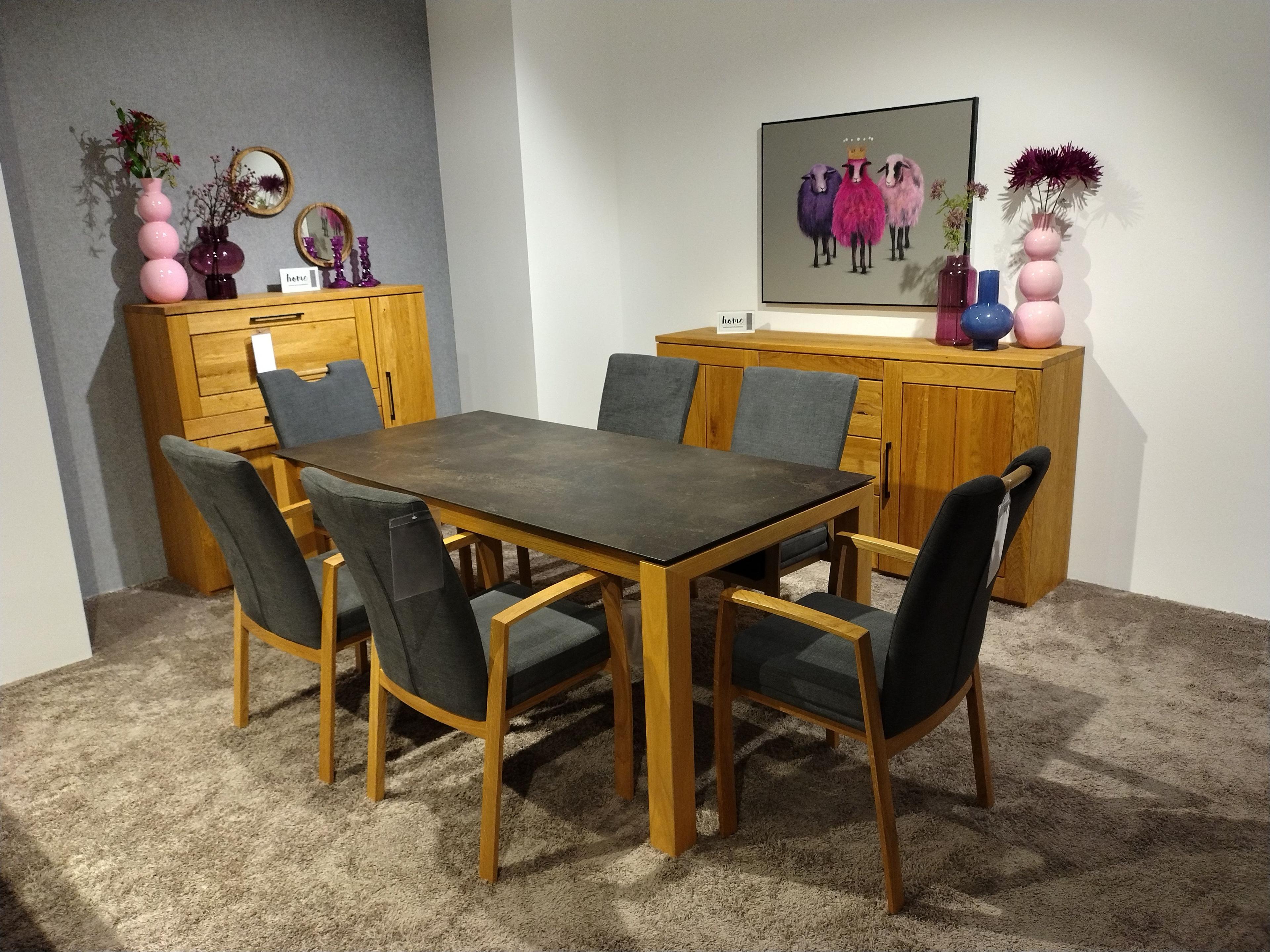 Essgruppe bestehend aus einem Esstisch Gestell und Zargen Eiche geölt, 4 gepolsterte Stühle mit Holzarmlehne, nochmal zwei gepolsterte Stühle mit Holzarmlehen und zusätzlich einen Holzgriff oben am Rücken