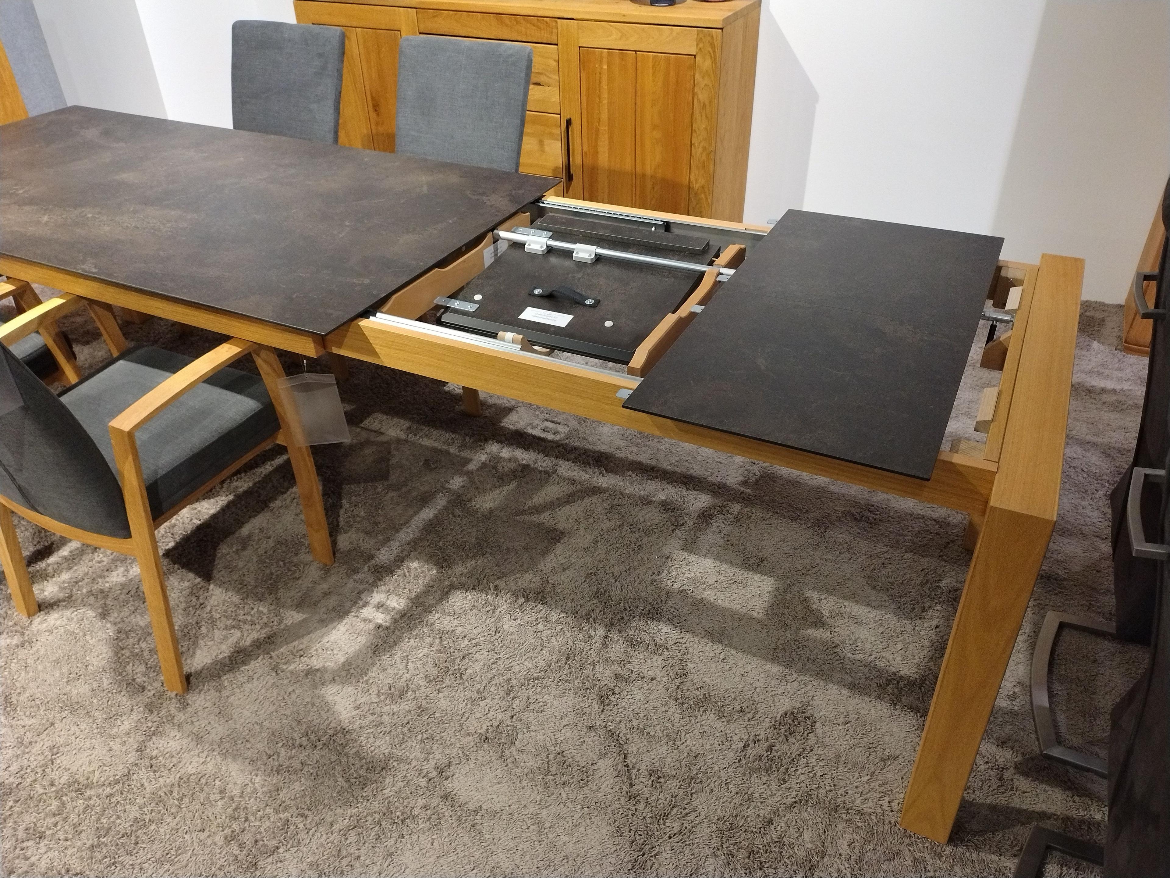 Detail Auszug, sichtbar ist dass der Auszug in zwei Platten unterteilt ist