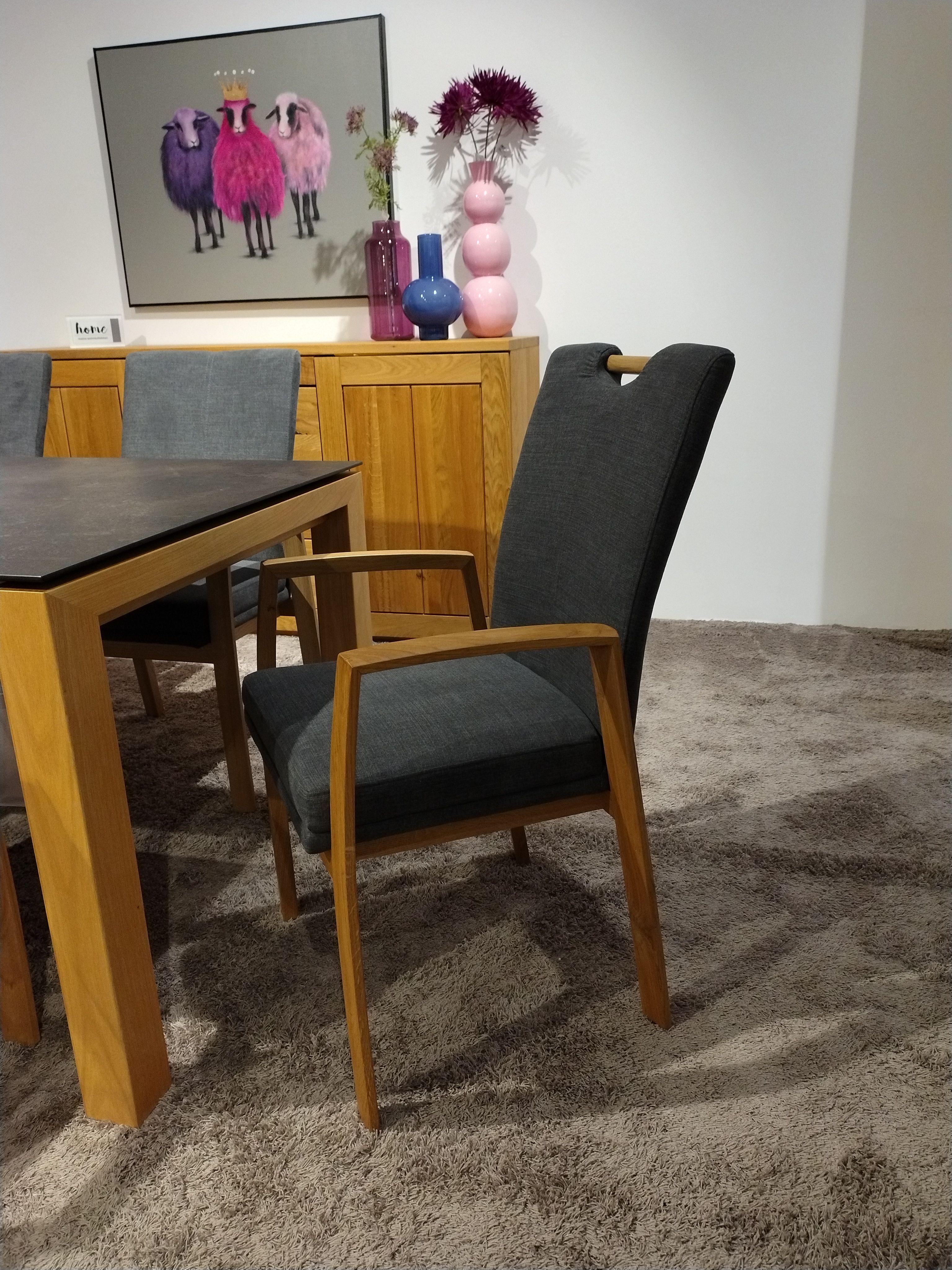 Detail Armlehnstuhl mit Holzgriff im Rücken oben