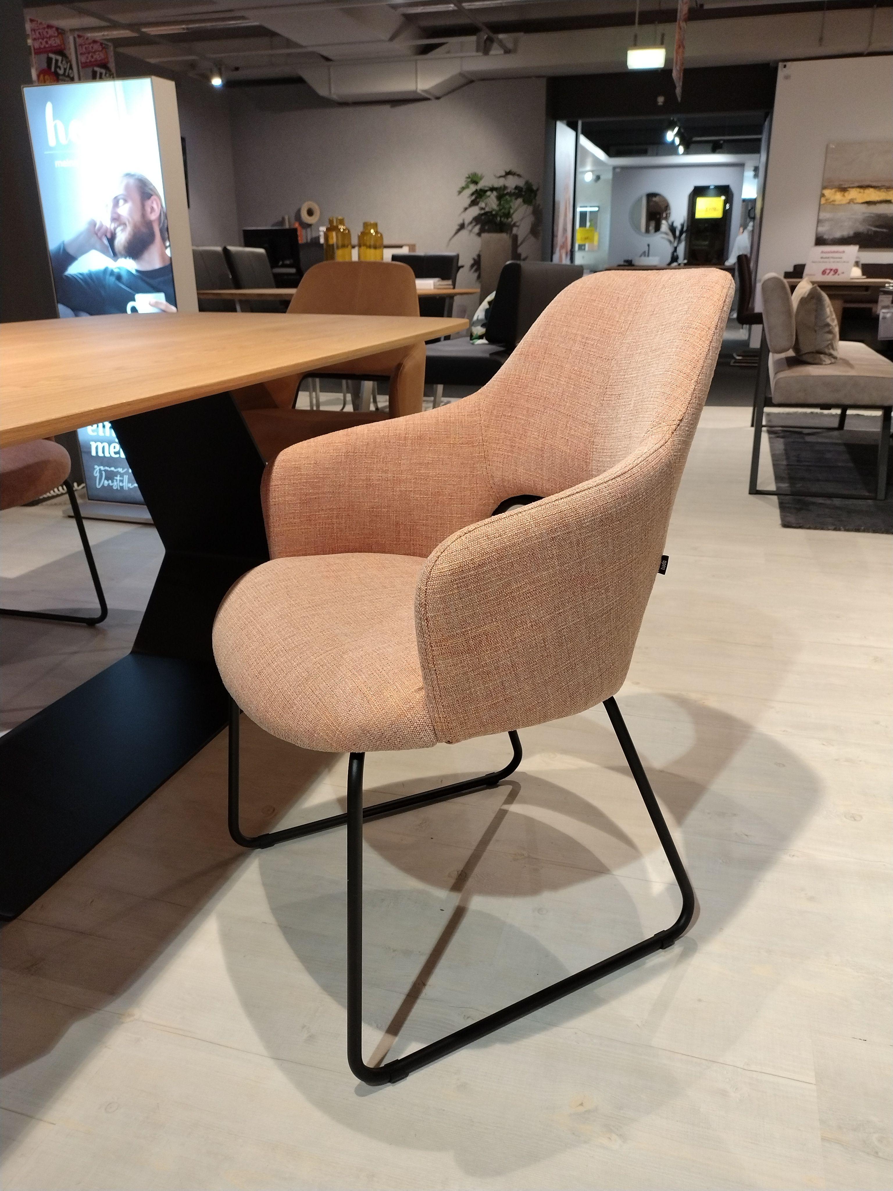 Detailbild organgefarbener Stuhl