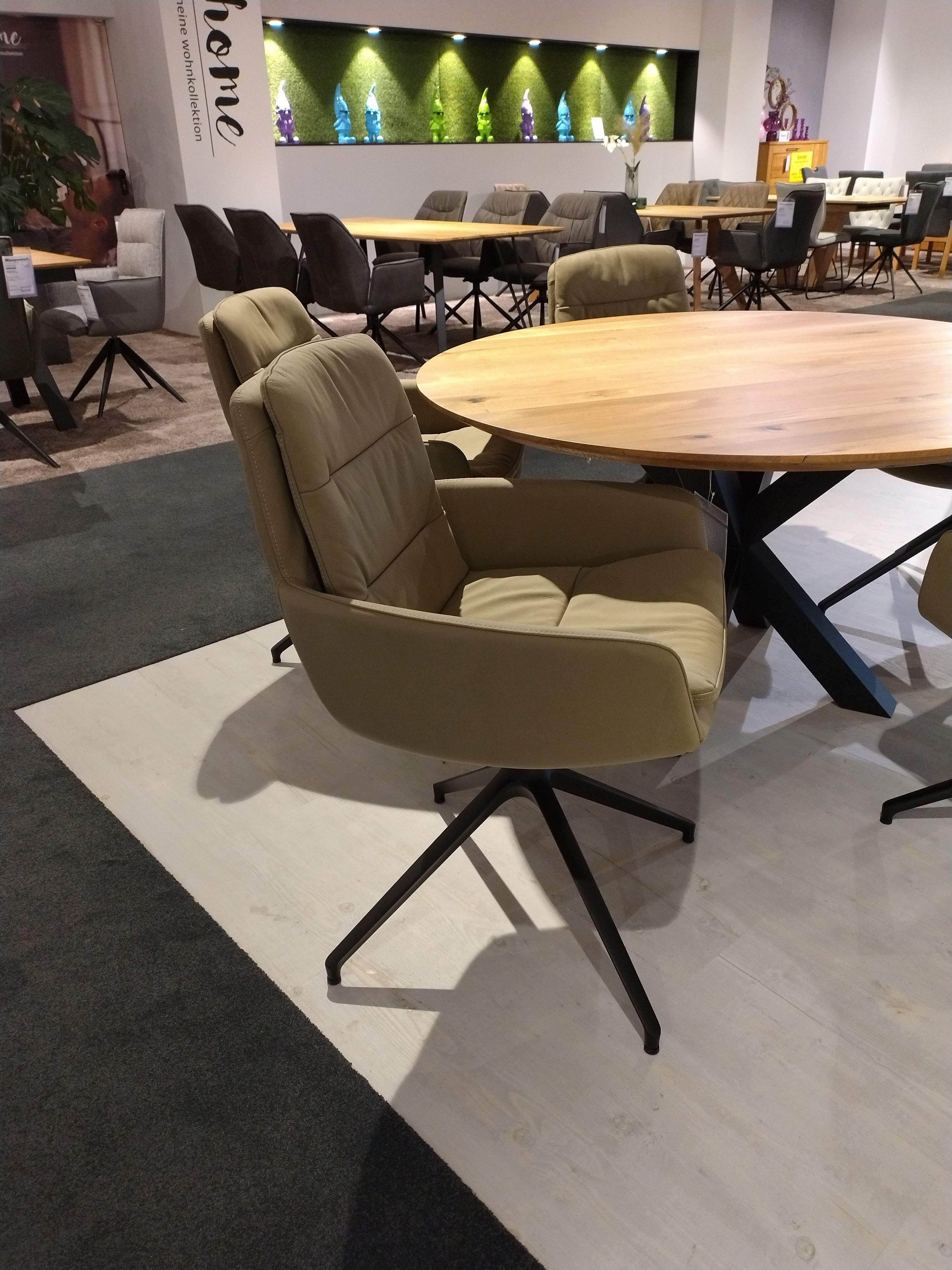 Detailbild olivfarbener Armlehnstuhl