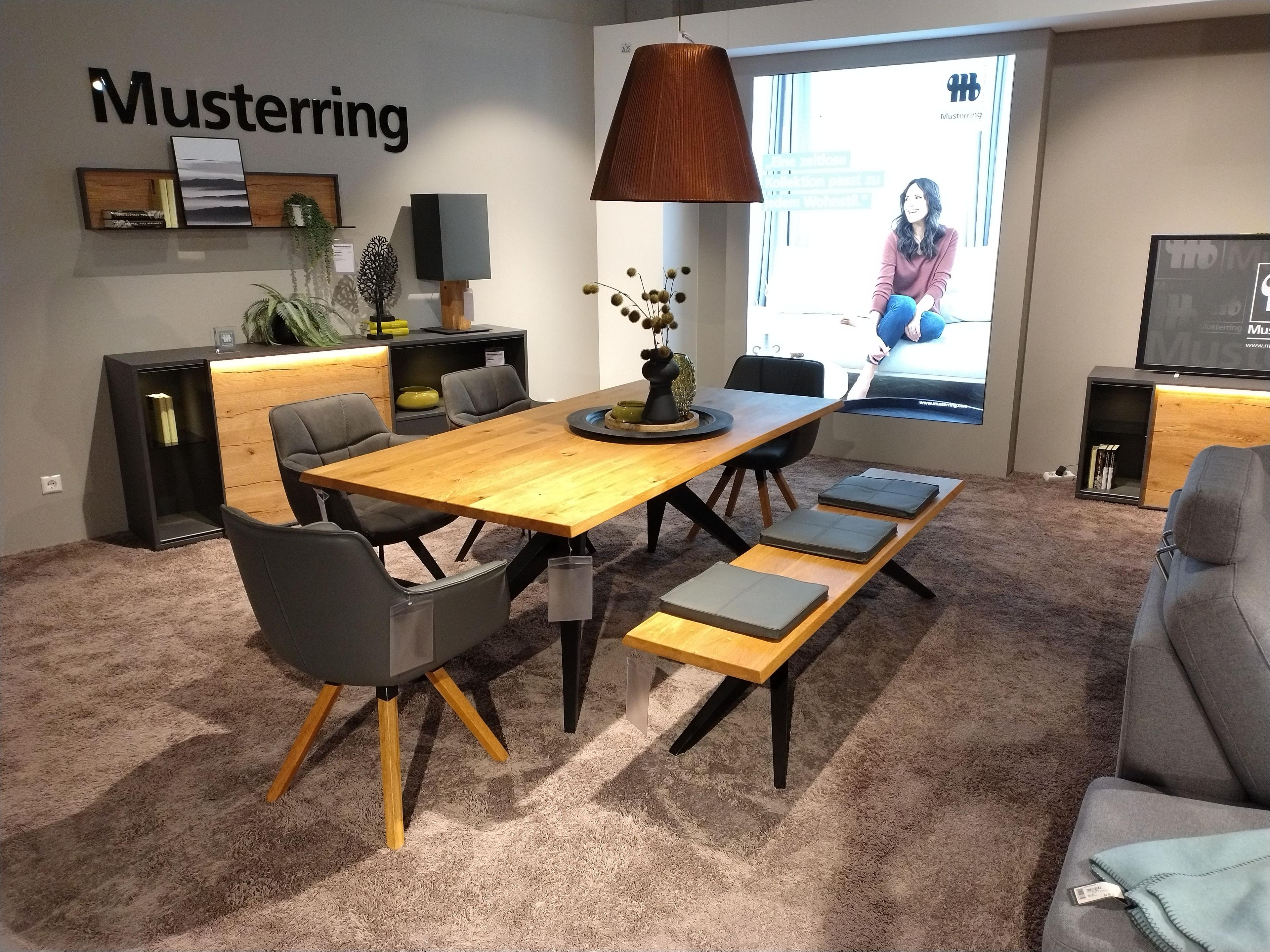 Essgruppe bestehend aus einem esstisch mit Massivholzplatte und schwarzem Metallgestell eine Sitzbank mit drei Sitzkissen und zwei Sesseln in Mikrofaser anthrazit und zwei Sesseln in Bezug Echt Leder anthrazit