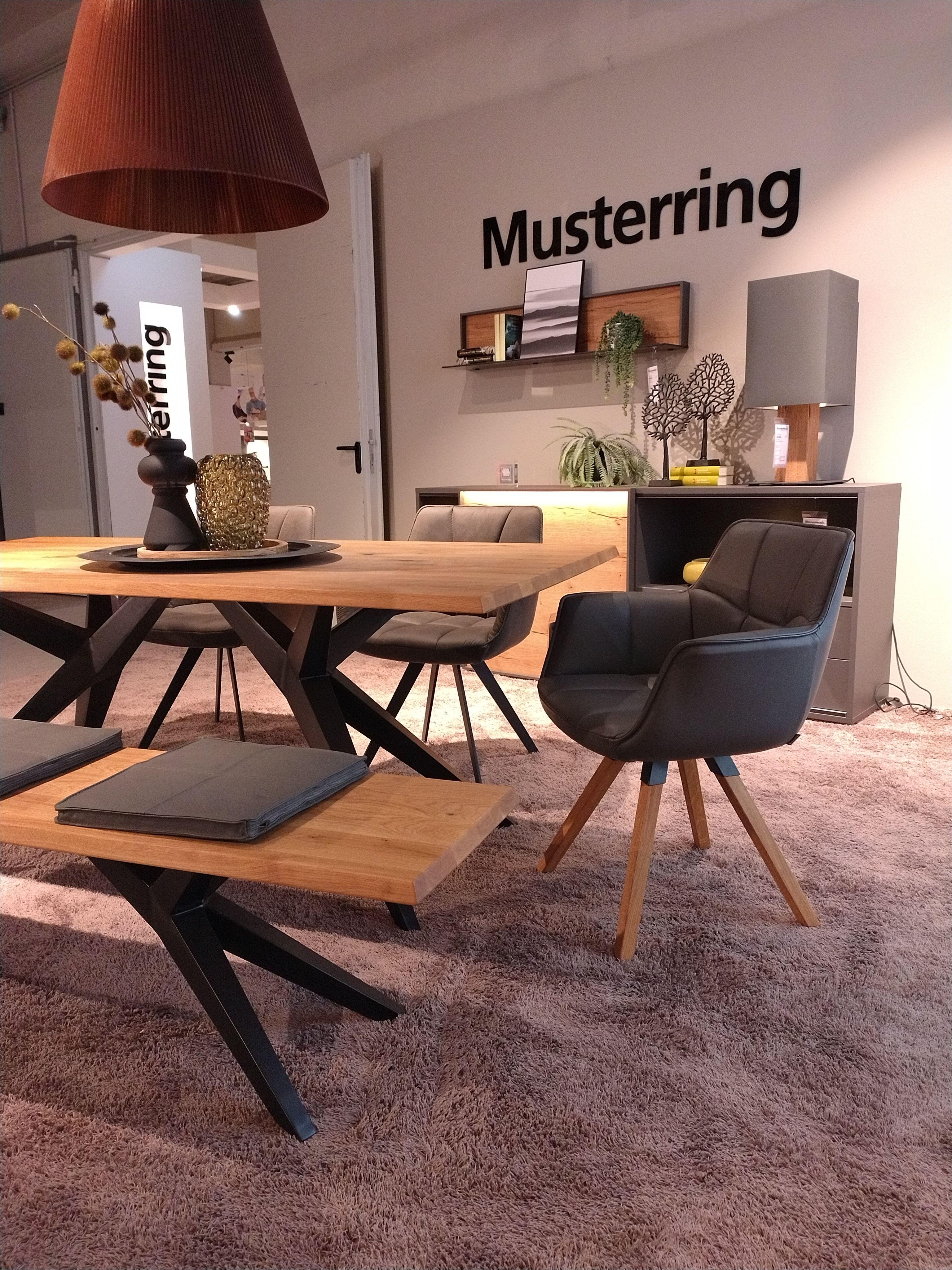 Detailbild Gestell Esstisch schwarzes Metall und Sitzbank mit Sitzkissen