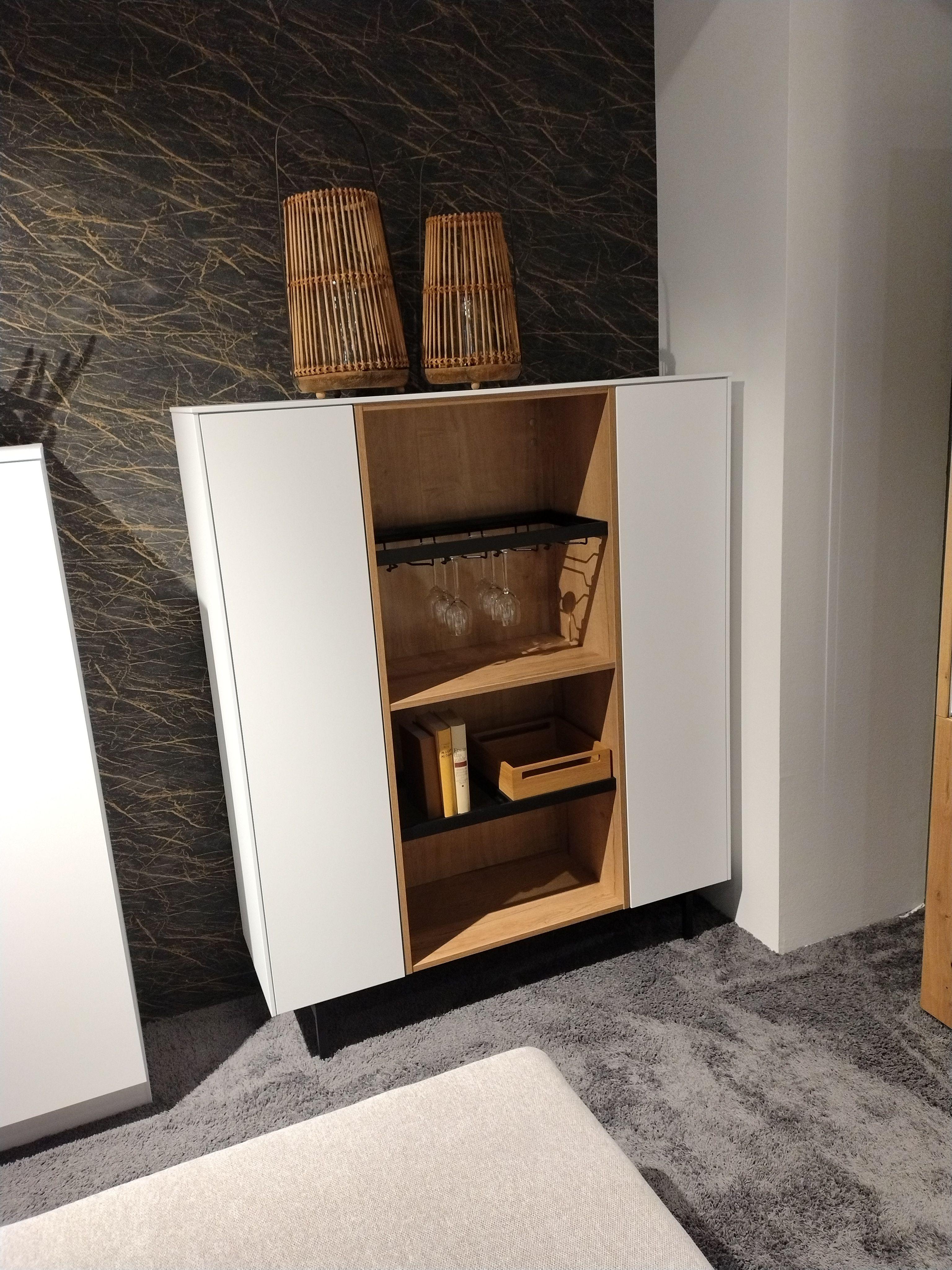 Highboard in weiß mit mittlerem hohen Fach in Eiche Sierra Nachbildung links und rechts davon eine Türe jeweils mittig Glashalter in schwarz