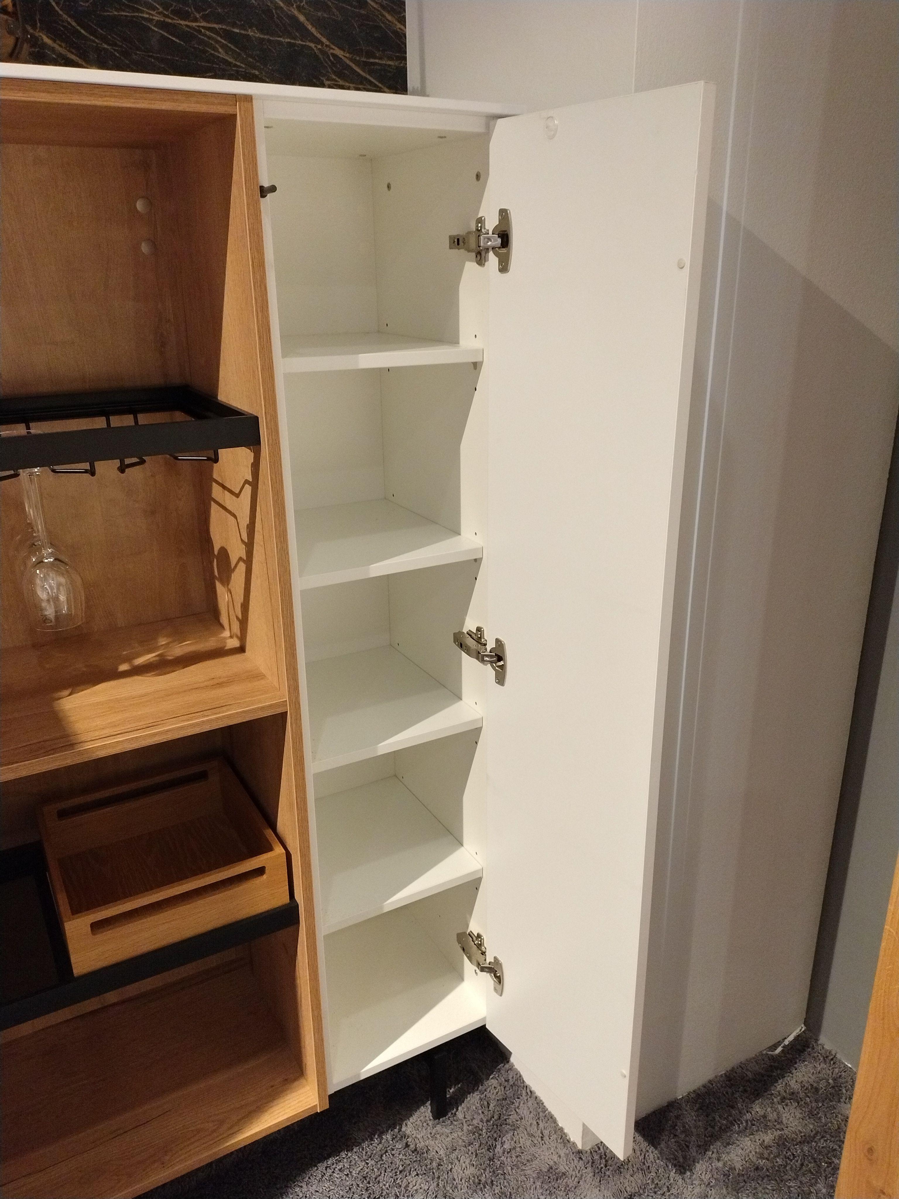 Detailbild Stauraum hinter Tür