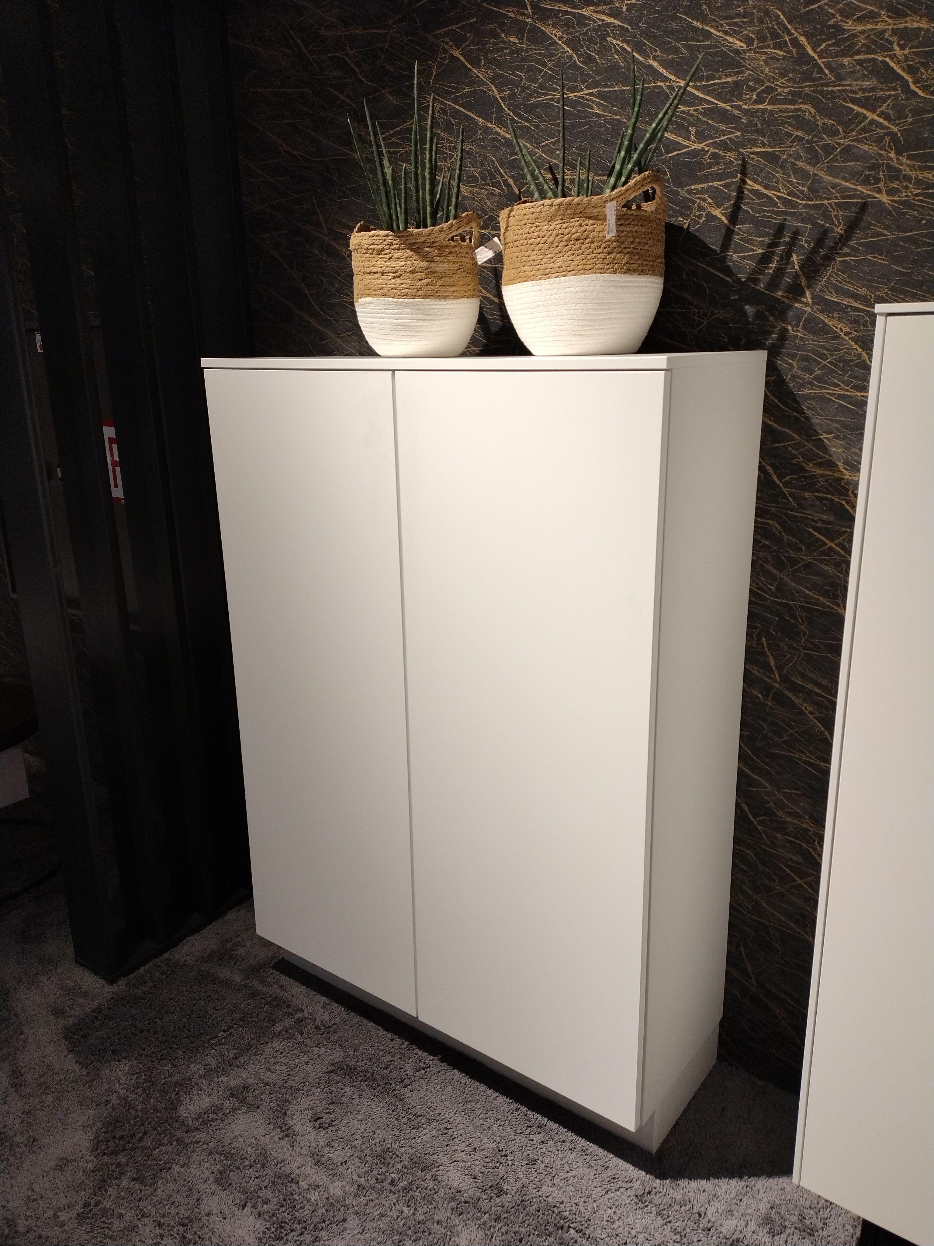 Highboard in weiß mit zwei Türen und weißem Sockel