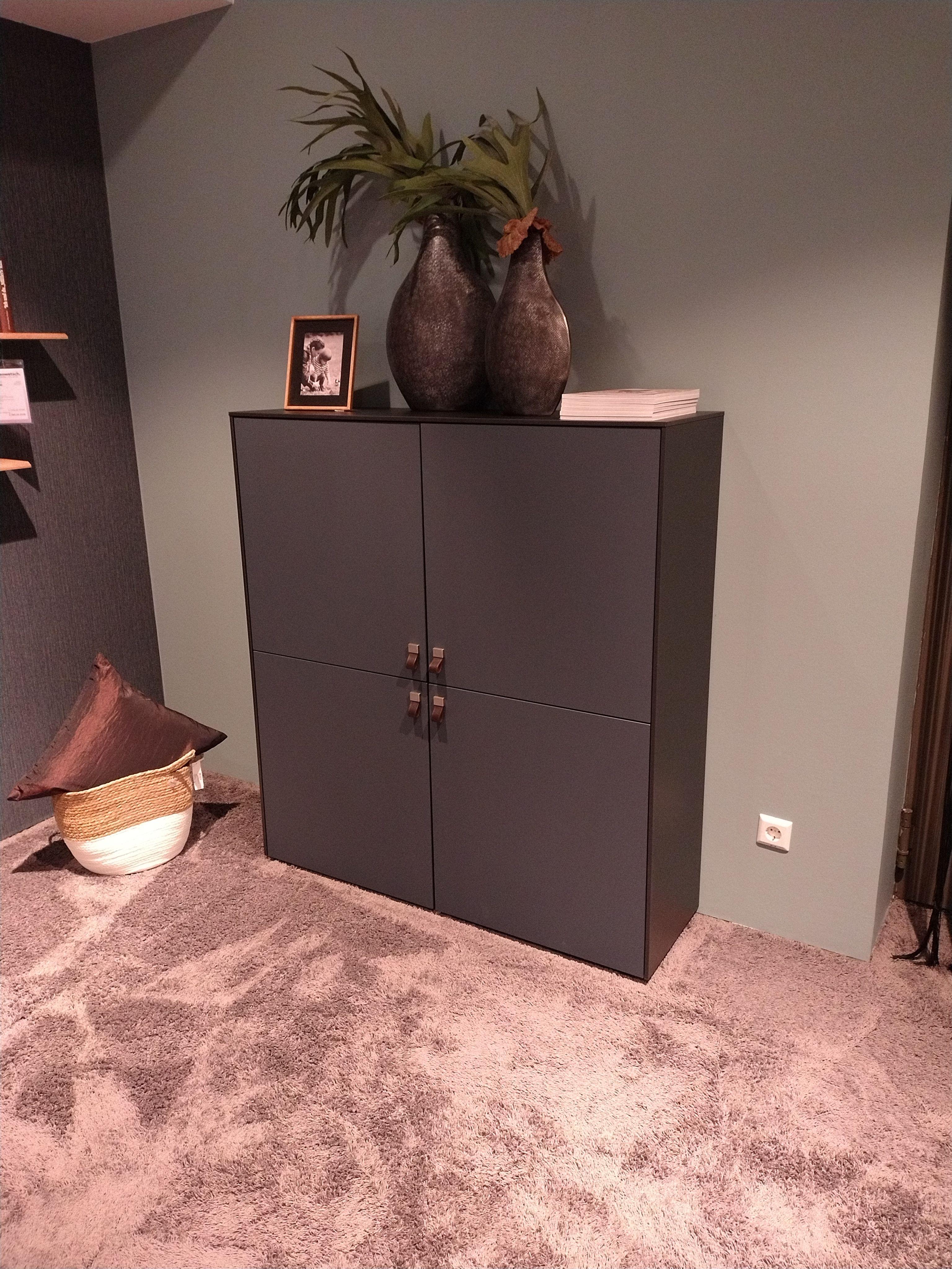 Highboard mit links 2 Türen übereinander und rechts zwei Türen übereinander vier Mal Griff in Kunstlederschlaufe