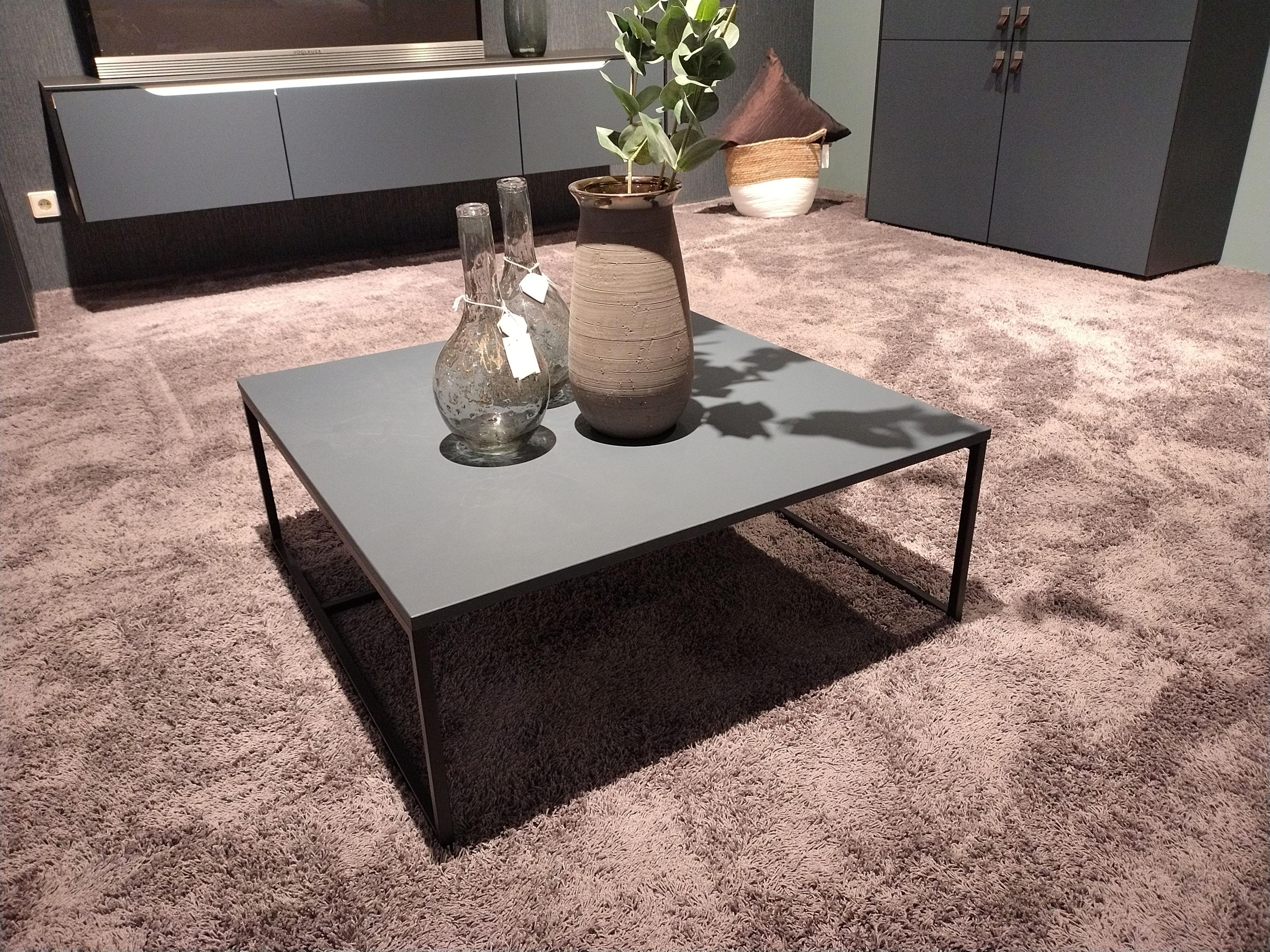 quadratischer Couchtisch mit Platte in Fjordblau und Gestell schwarz Metall