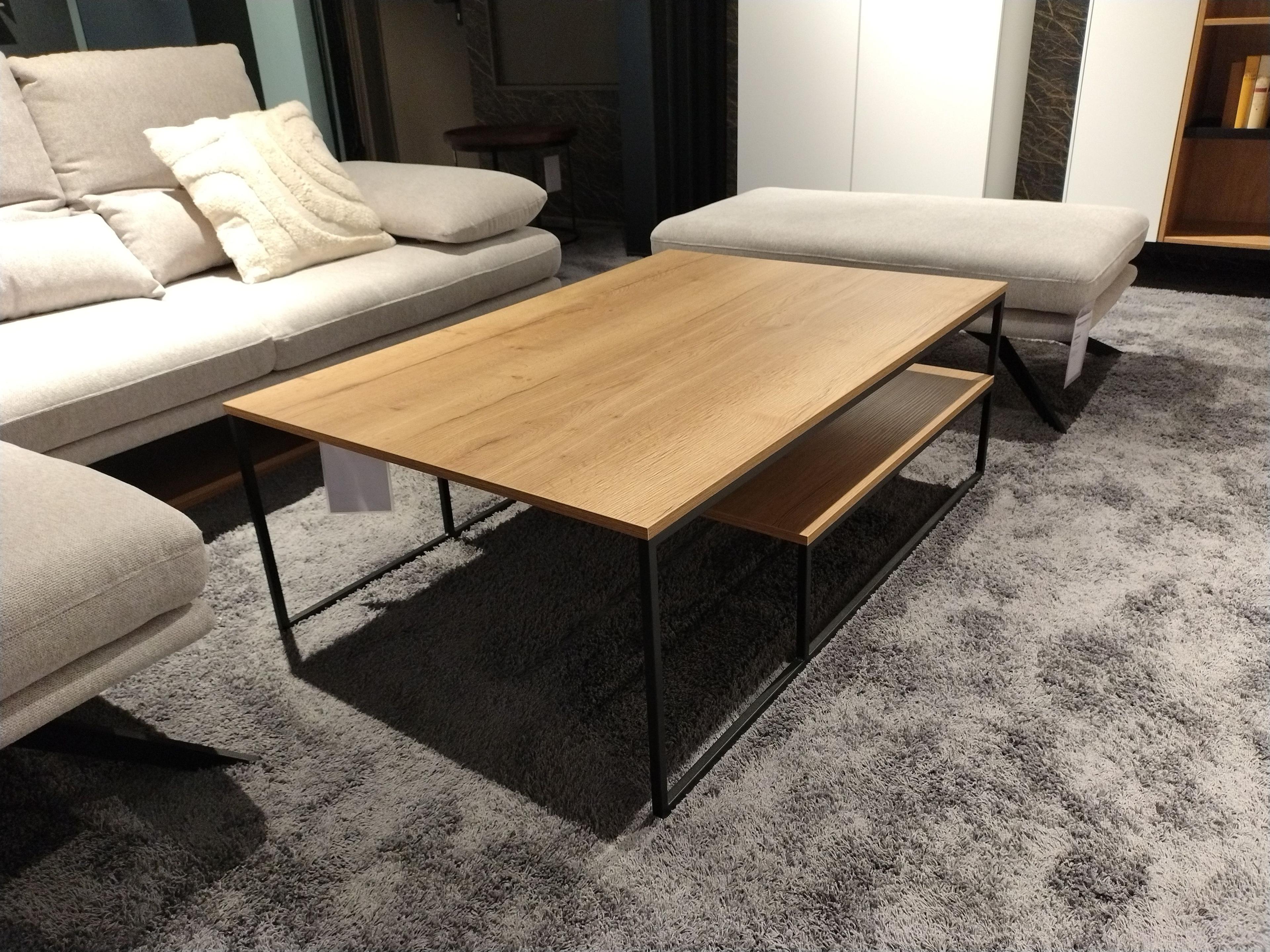 Rechteckiger Couchtisch in eiche Sierra Nachbildung mit zusätzlicher kleinerer Ablage unten Gestell schwarz matt