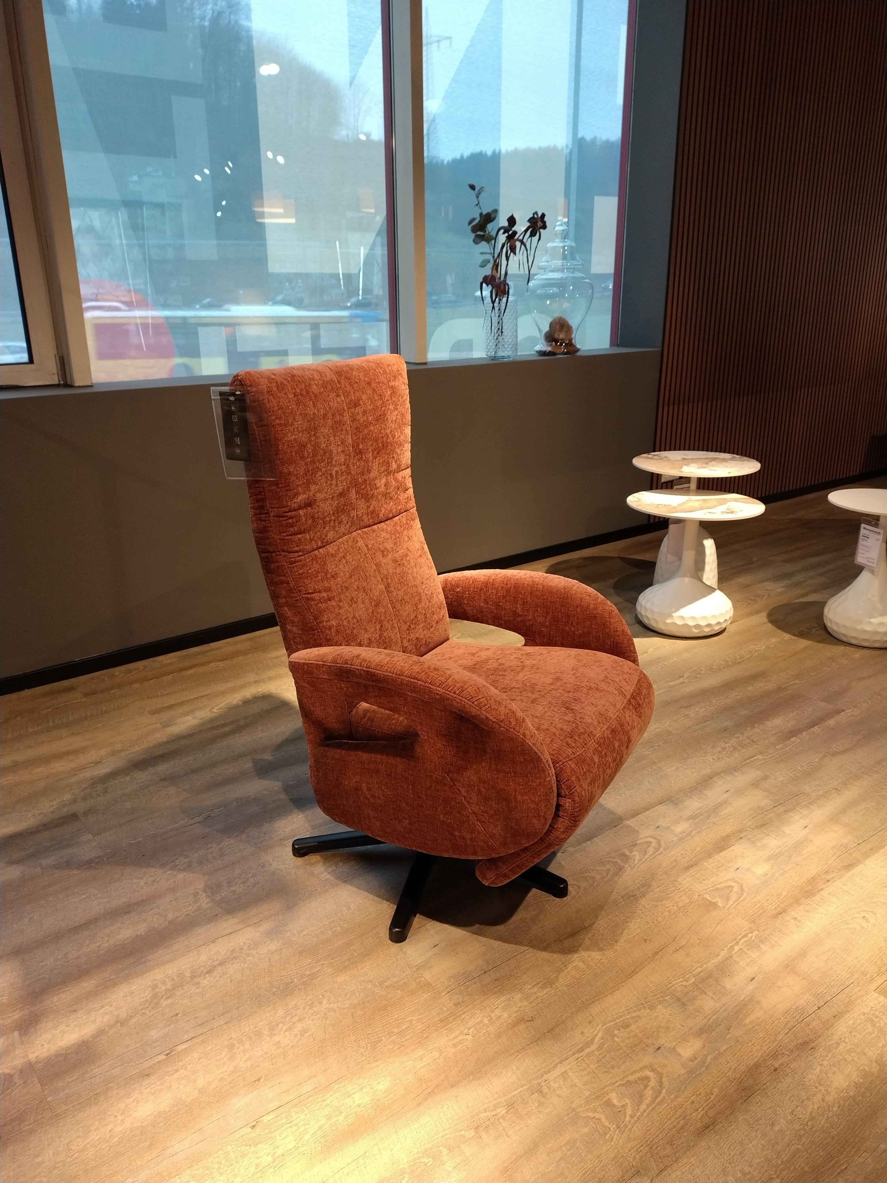 Relaxsessel in Stoff Farbe Kupfer mit schwarzem Metallsternkreuz