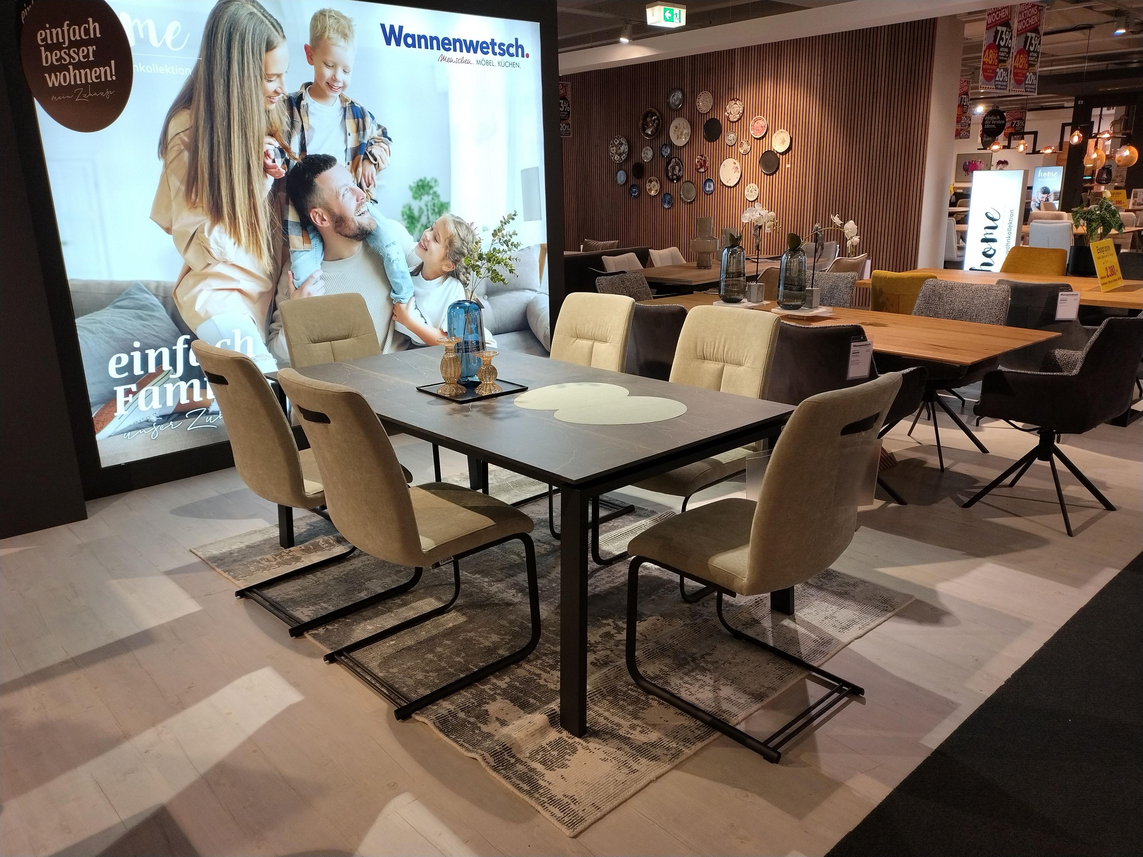 Essgruppe bestehend aus Tisch und sechs Stühlen