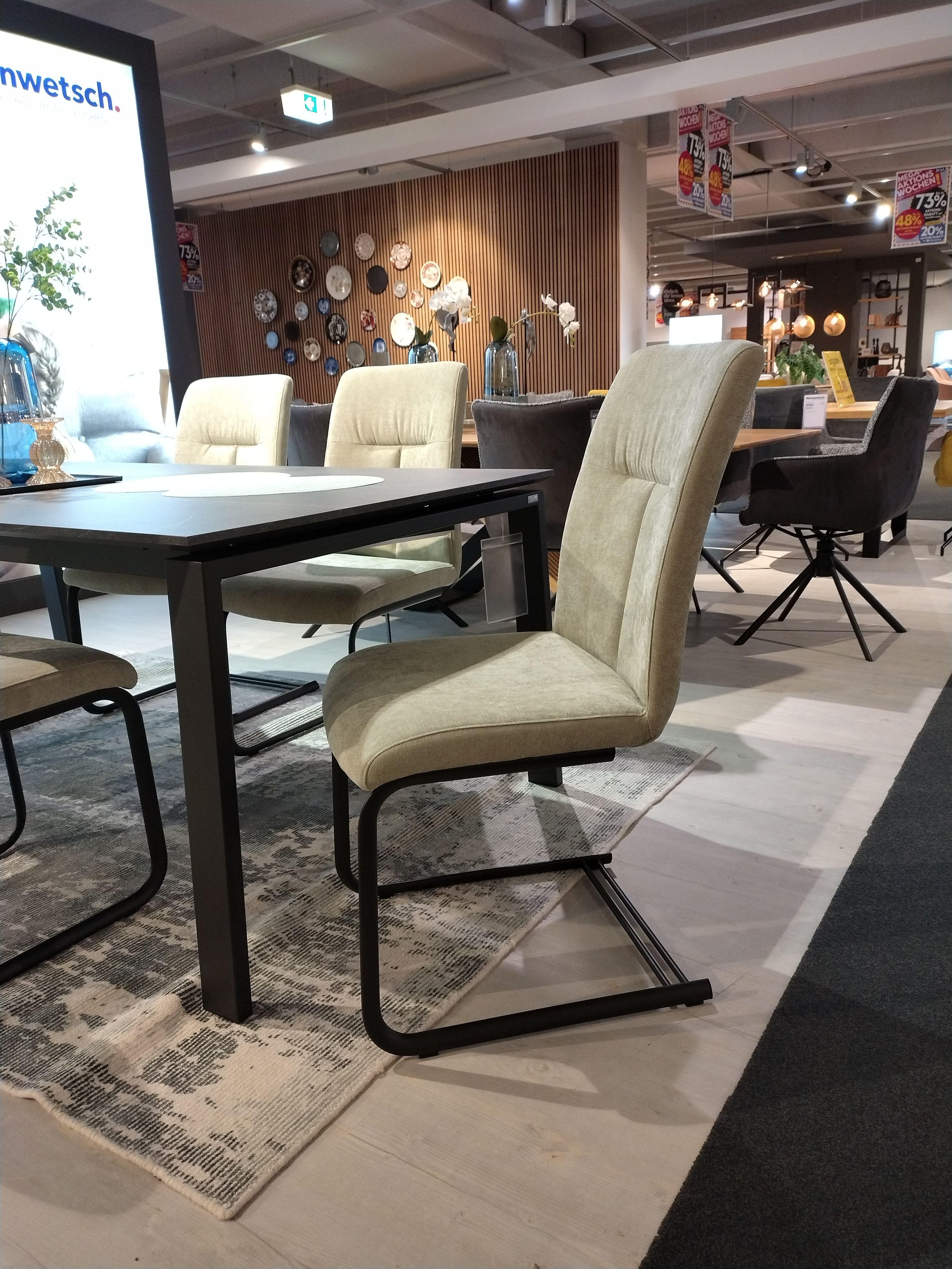 Detailbild hellgrüner Schwingstuhl von vorne