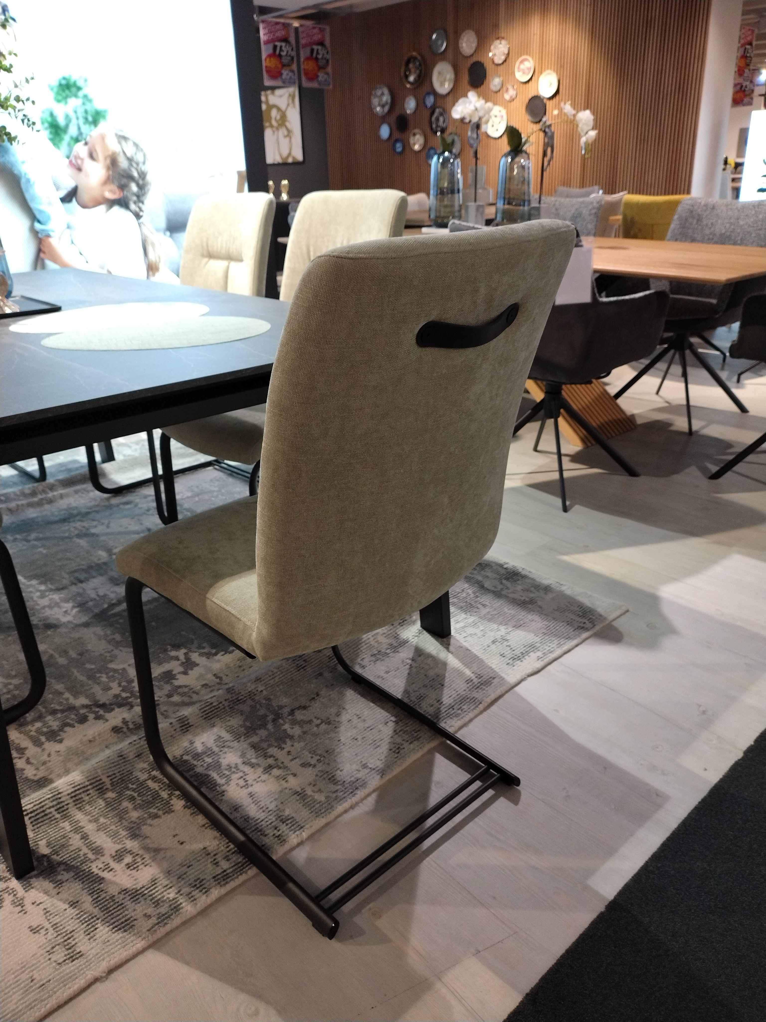 Detailbild hellgrüner Schwingstuhl von hinten mit anthrazitfarbenem Griiff