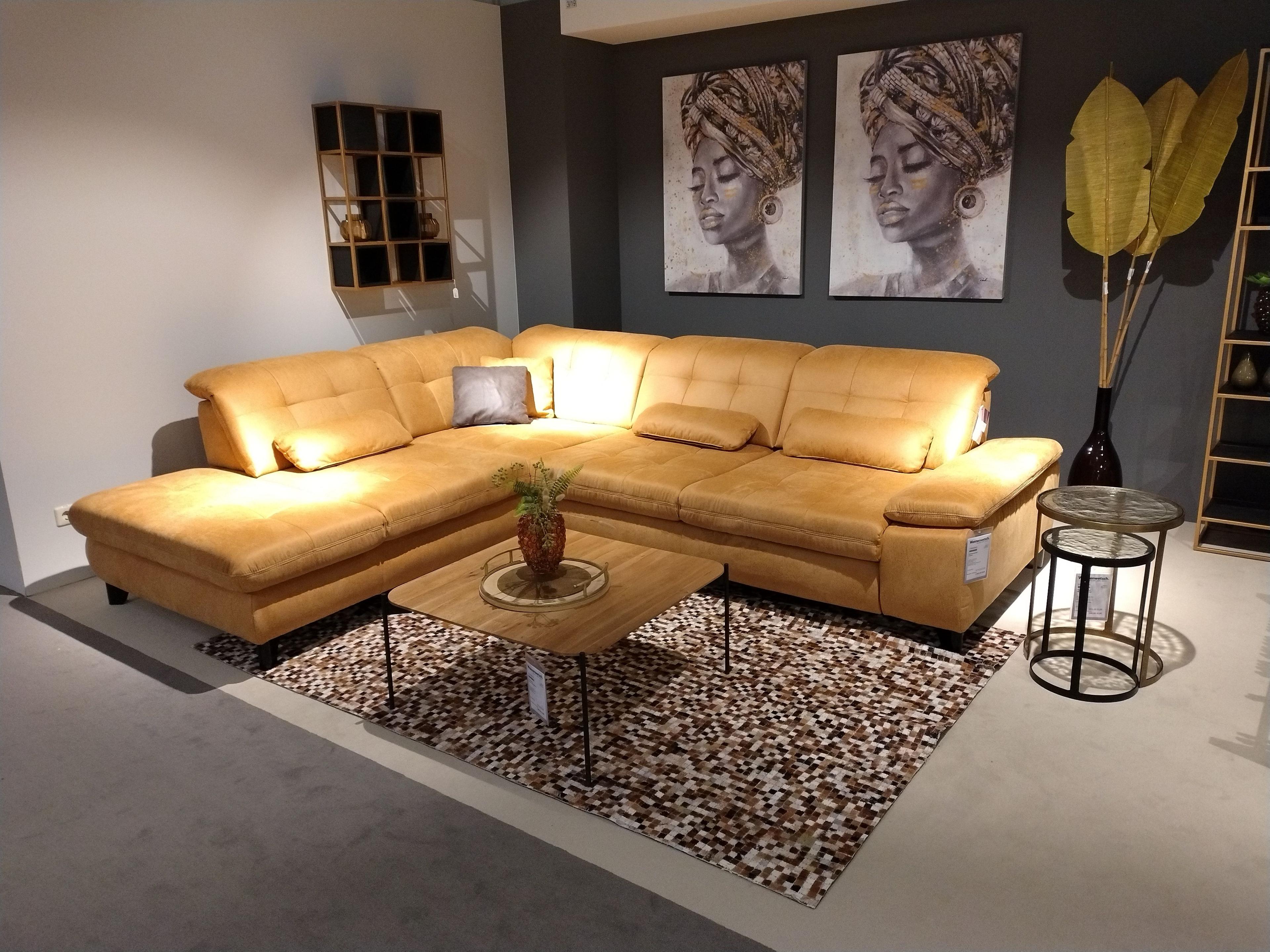 Polstergarnitur mit kurzem Schenkel links und langem Schenkel rechts im Bezug Mikrofaser Farbe Honey