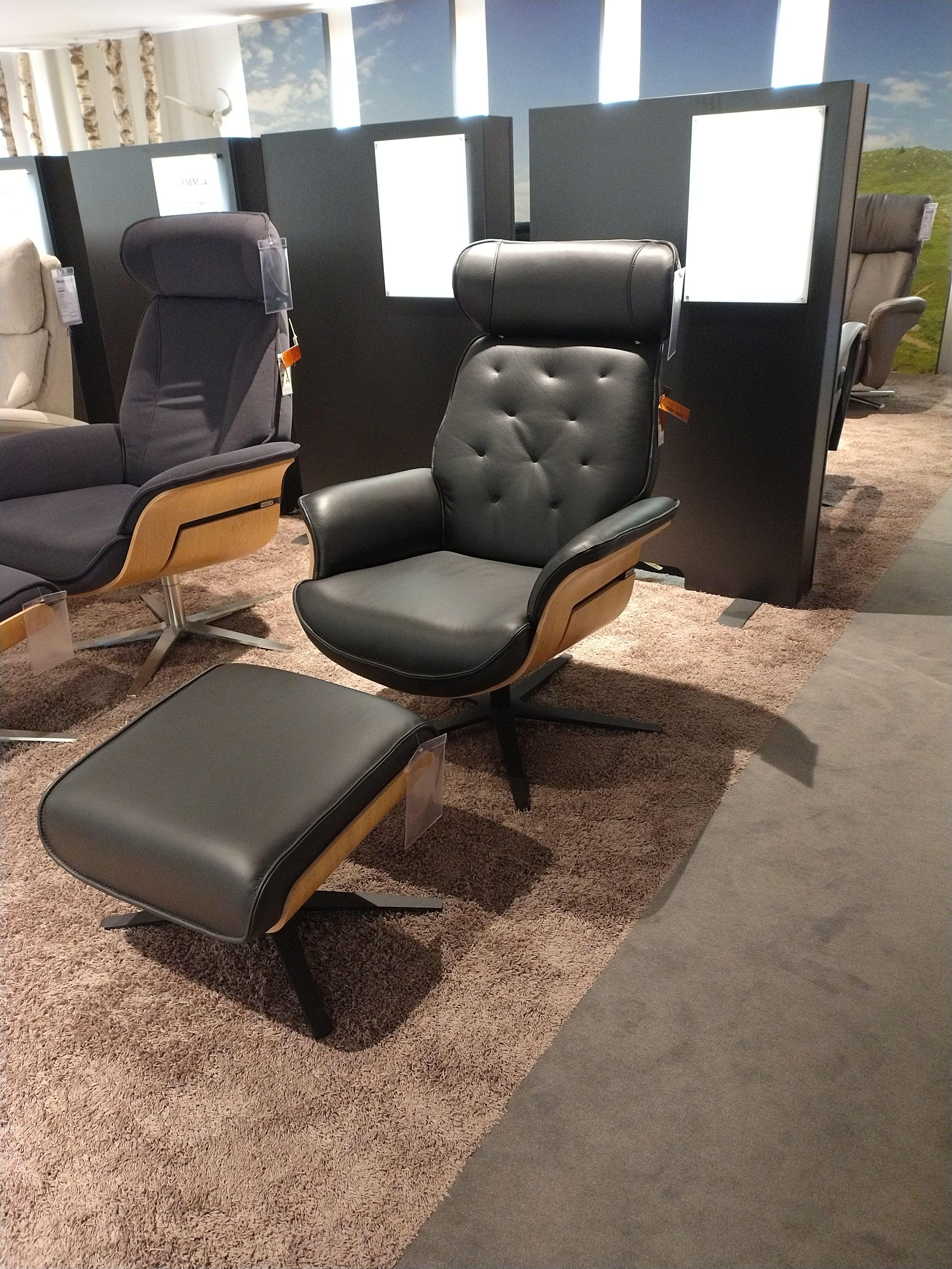 Relacsessel in Bezug echt Leder Farbe schwarz mit Holzchatouse in wildeiche hell geölt und Fußhocker passend