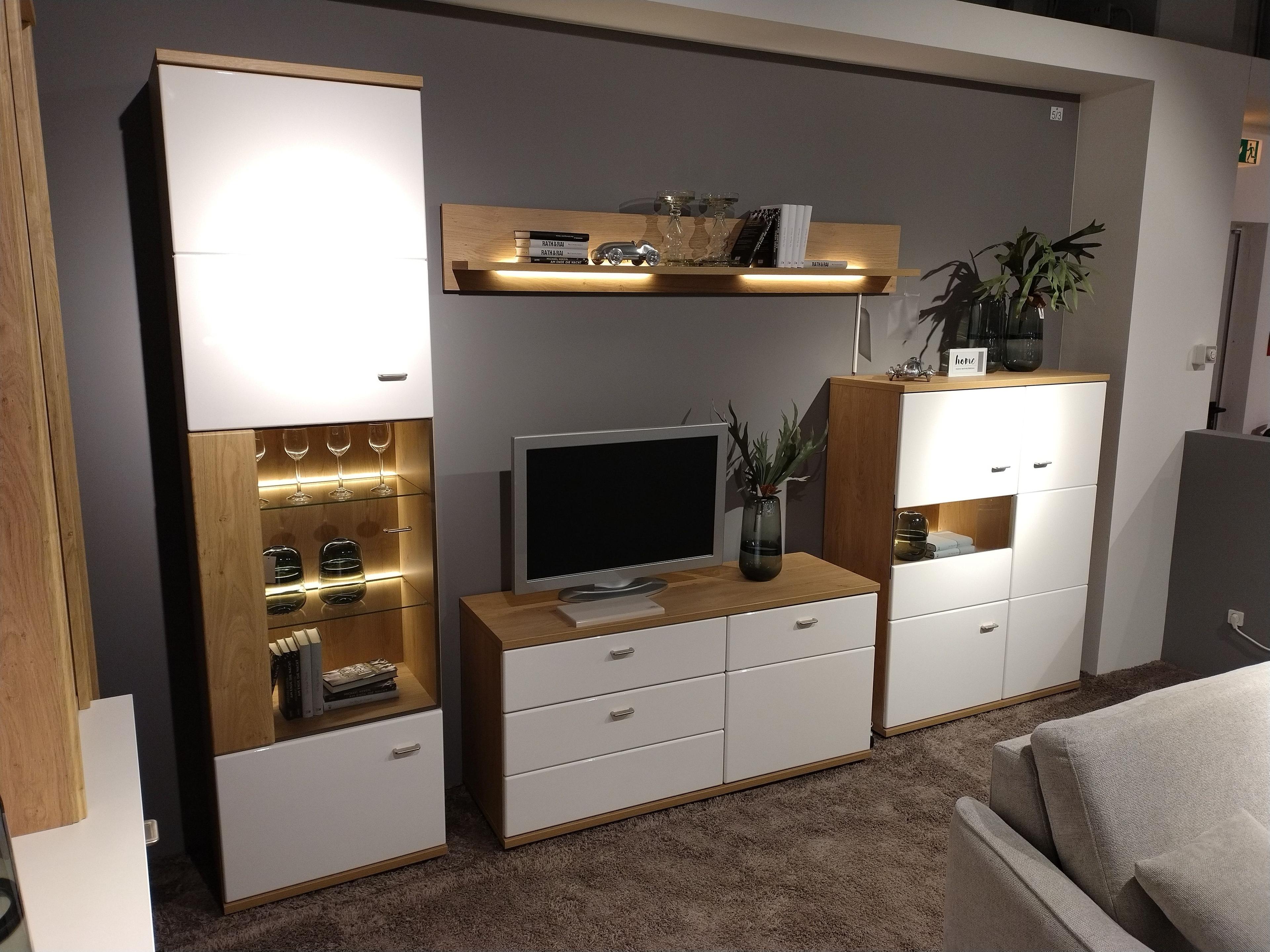 Wohnwand mit Korpus in Wildeiche Nachbildung und Fronten in Weiss Hochglanz 