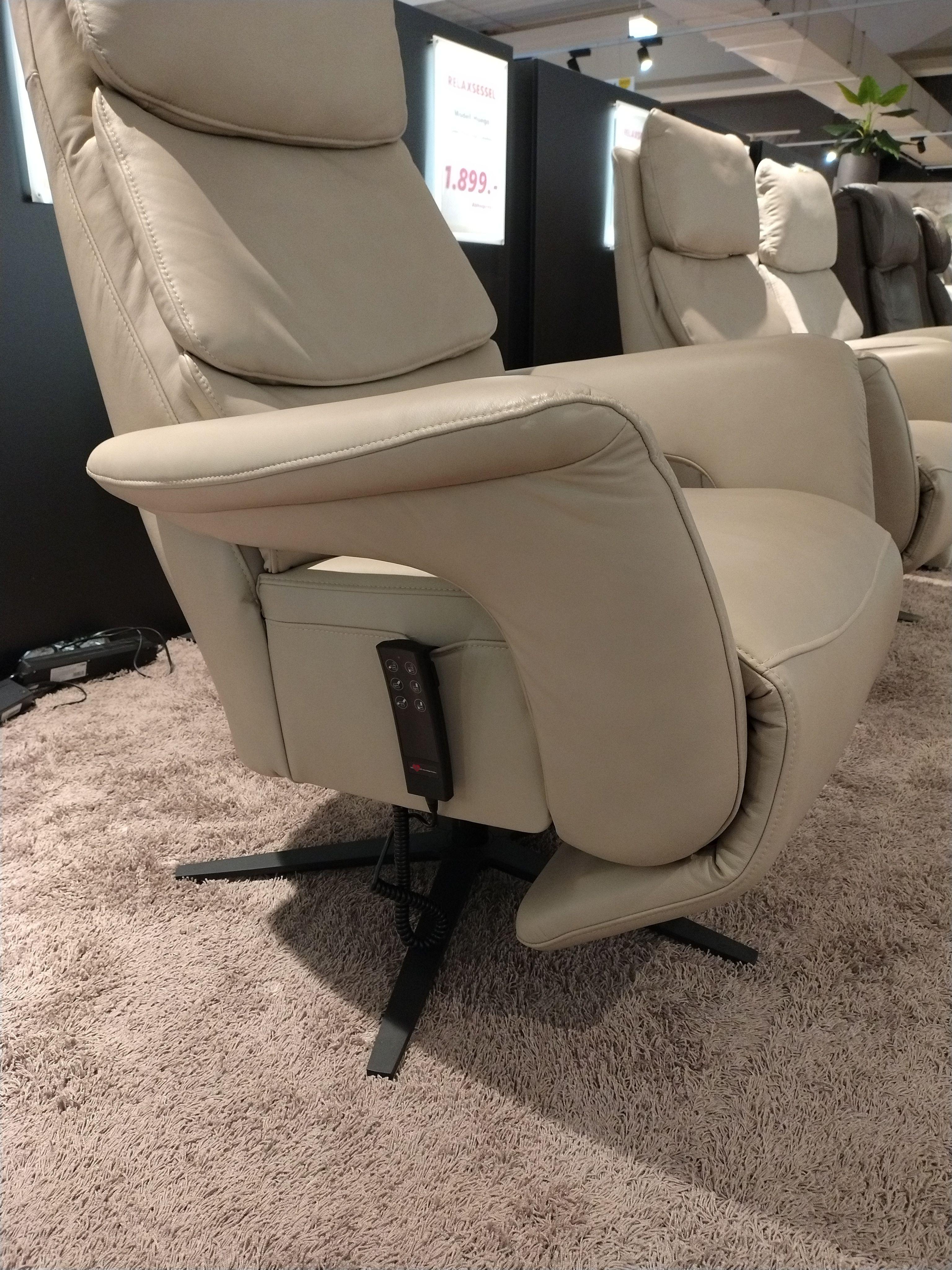 Detailbild eingehängte Fernbedienung und Armlehne 