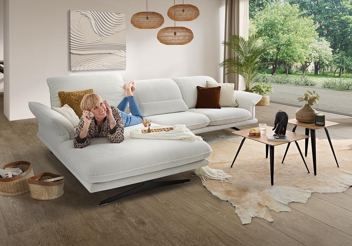 Couch mit Longchair links und Armlehne rechts in hellem Stoff