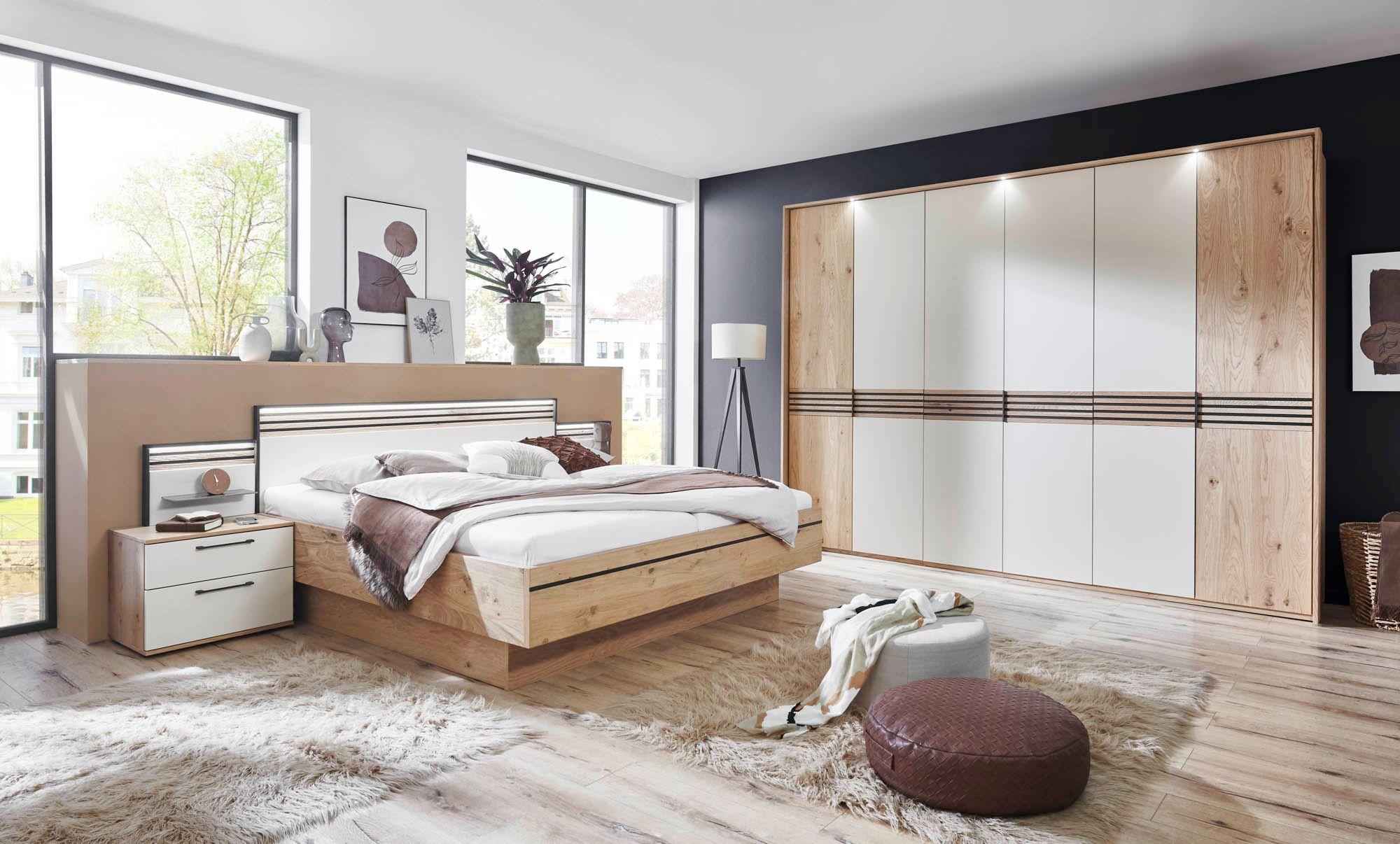 Schlafzimmer mit Drehtürenschrank, Doppelbett mit Füßen in schwebender Optik, Liegefläche ca 180 x 200 cm und 2 Nachtkonsolen