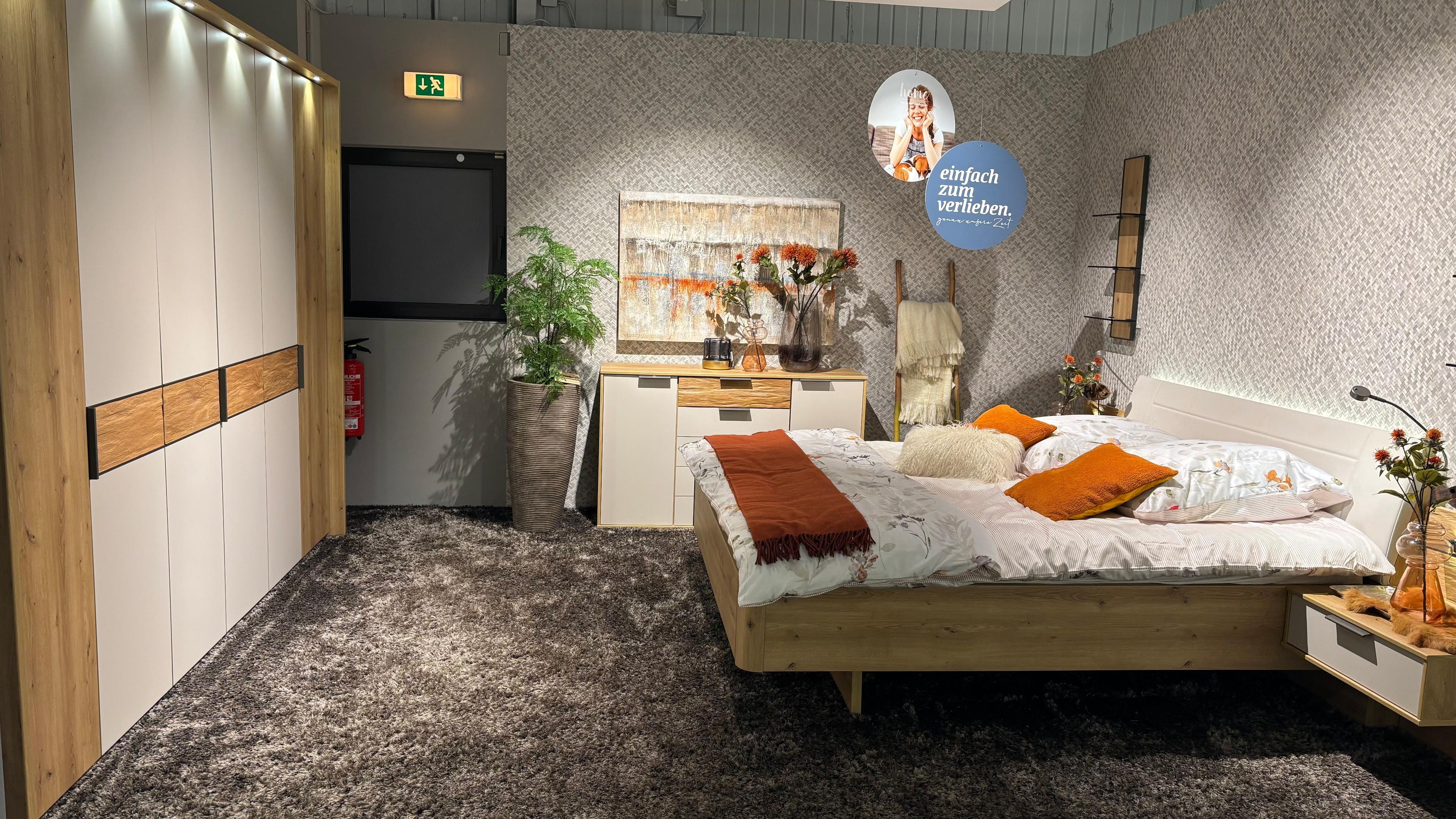 Schlafzimmer Bergen, Korpus Bianco Eiche Nachbildung, alle Fronten Glas Champagner, Absetzung Riffholz massiv, Drehtürenschrank 6-türig, Bett Liegefläche ca. 180 x 200 cm und 2 x Nachtkonsolen