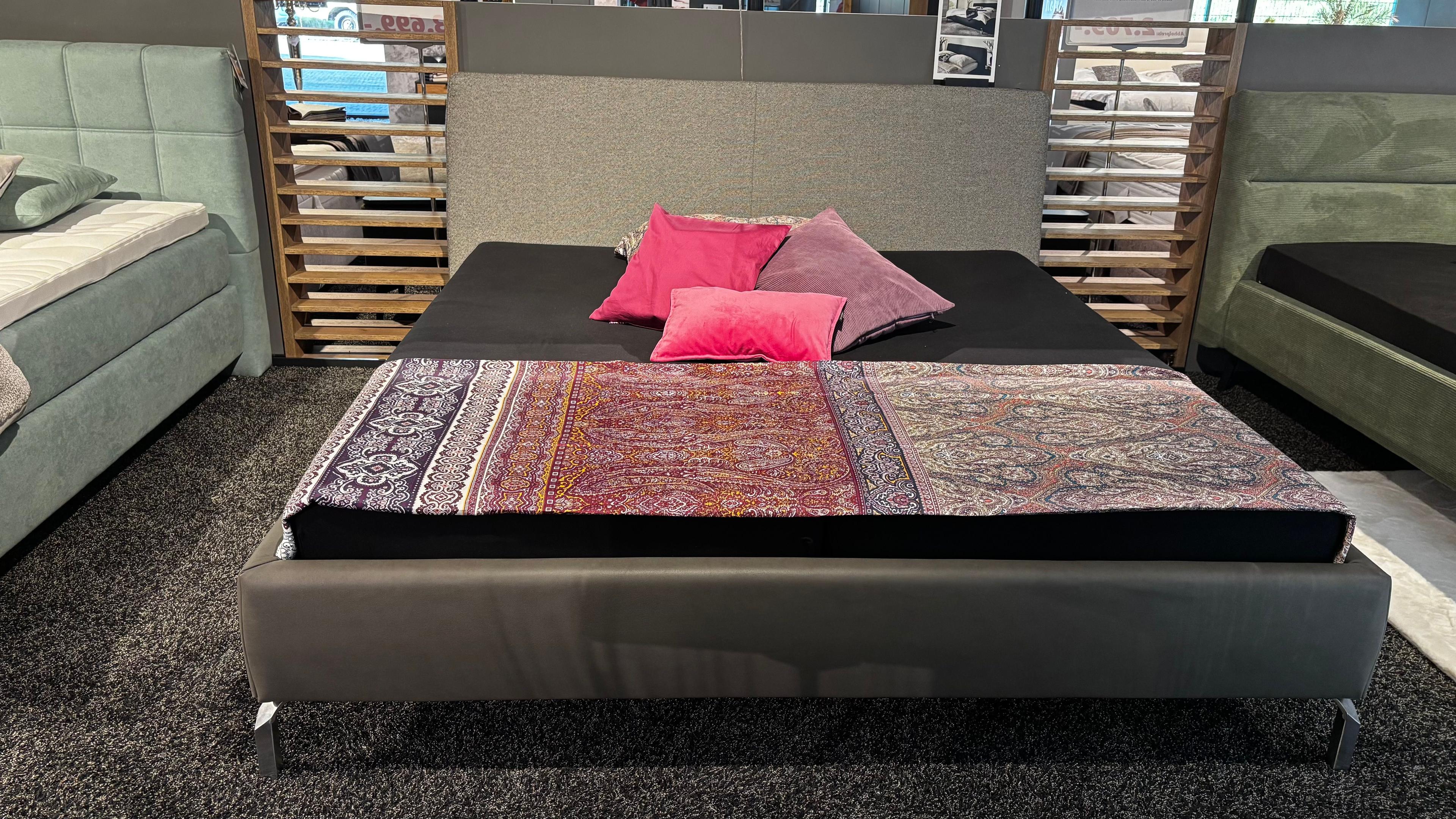 Polsterbett, Liegefläche ca. 180 x 200 cm, Bettrahmen Kunstleder Cloud elephant, Kopfteil Stoff Salt n Pepper, Metallfüße in Chromptik matt  