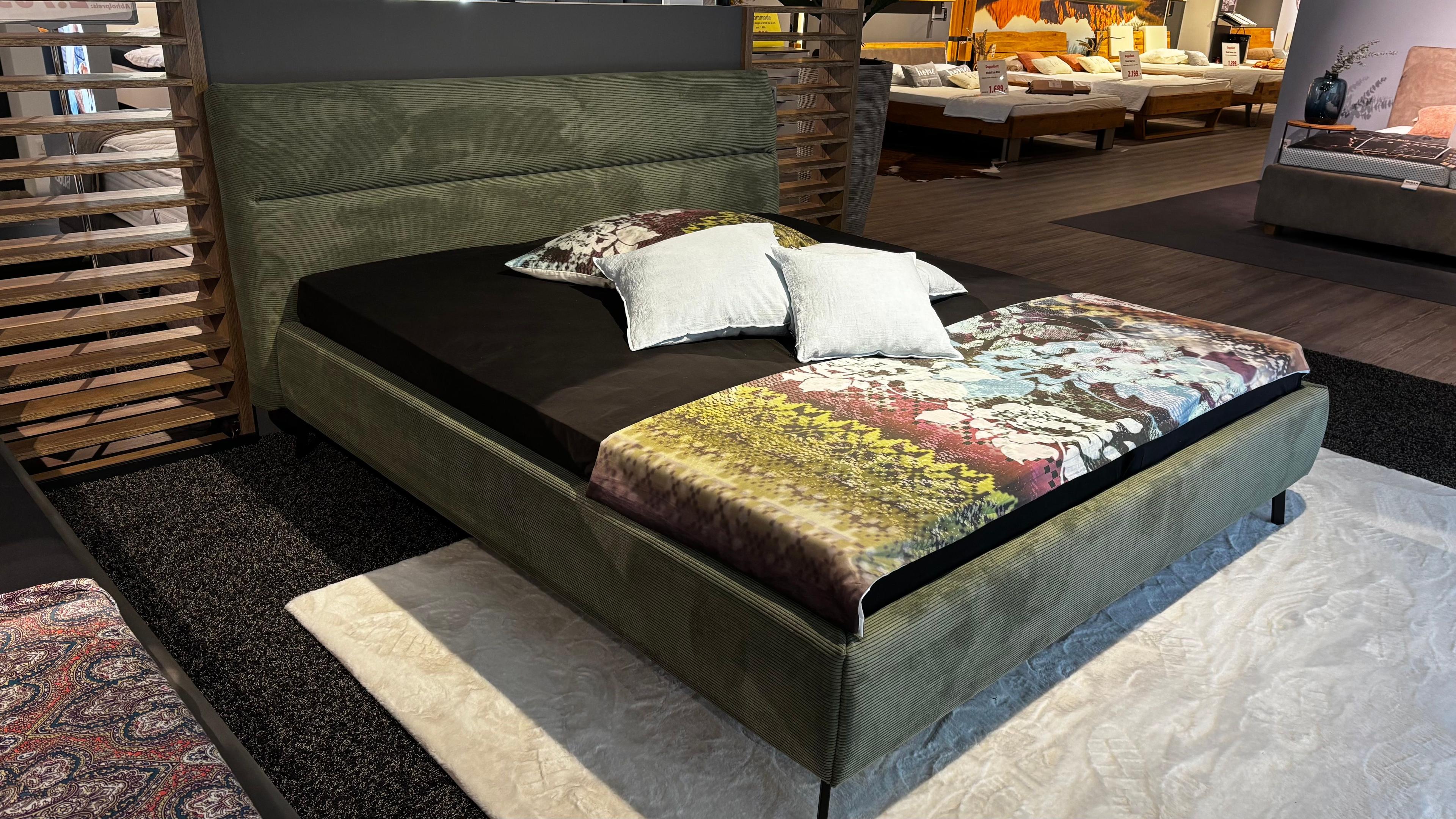 Polsterbett in Stoff Feincord grün, Liegefläche ca. 180 x 200 cm 