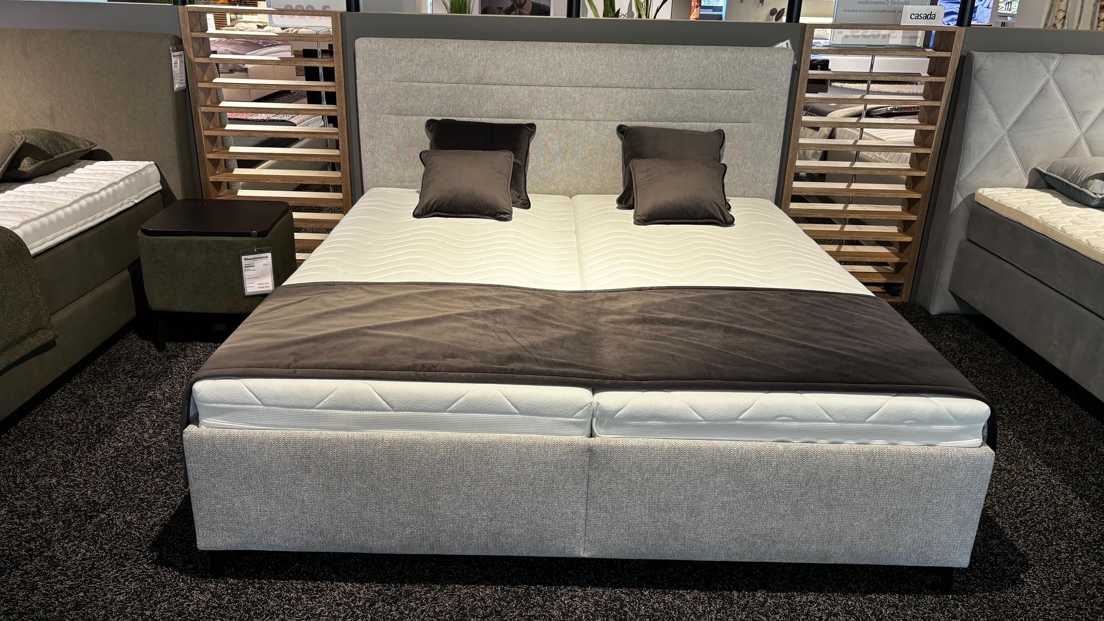 Polsterbett in Stoff hellgrau, Liegefläche ca. 180 x 200 cm inklusive Lattenrahmen und Matratzen