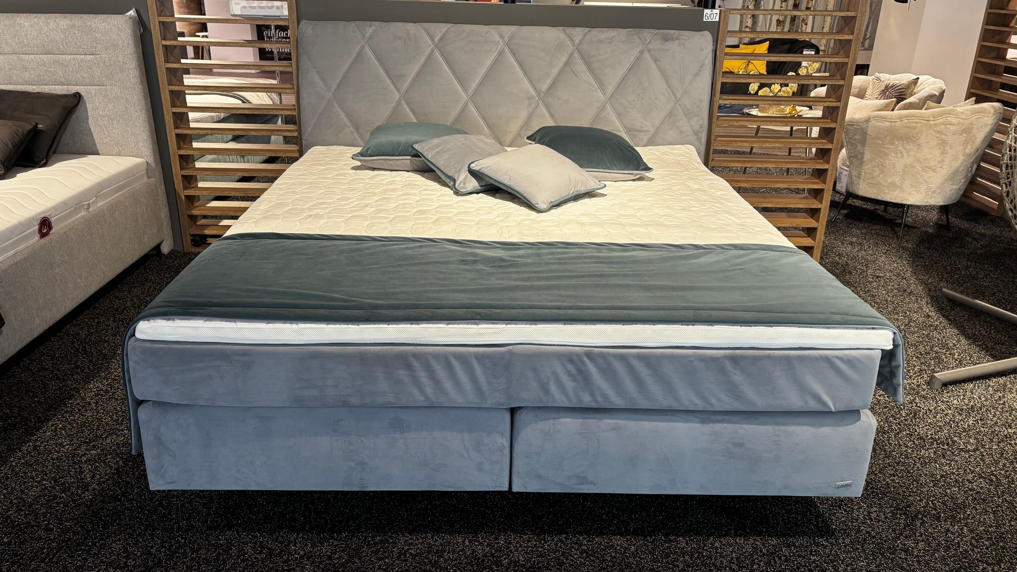 Boxspringbett in Stoff hellgrau, Liegefläche ca. 180 x 200 cm inklusive Topper