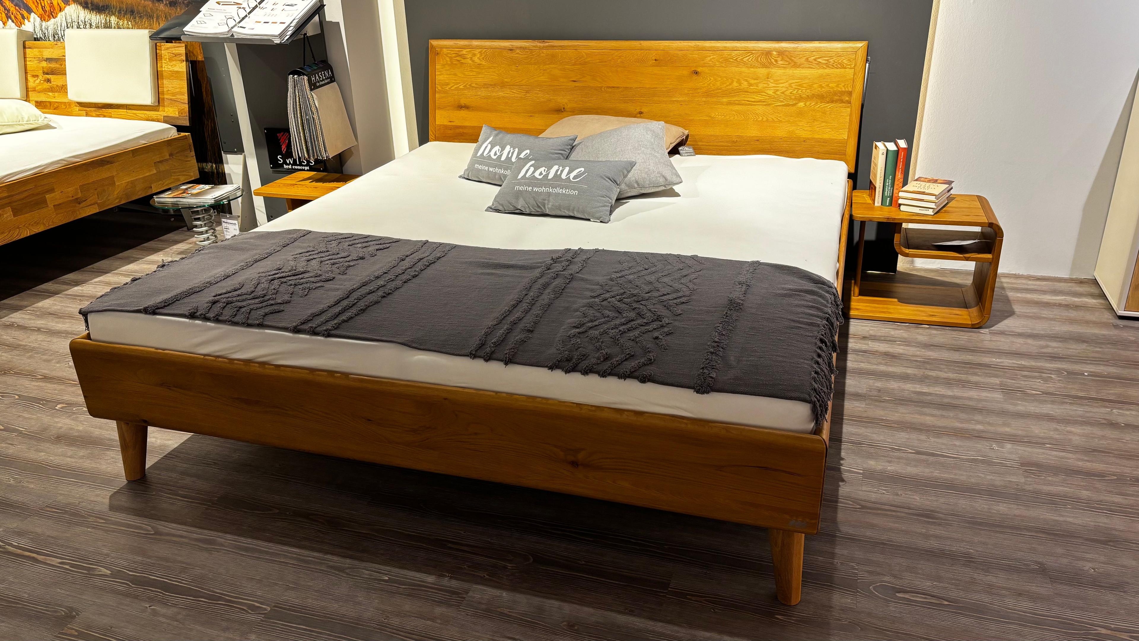 Massivholzbett, Wildeiche natur geölt, Liegefläche ca. 180 x 200 cm 