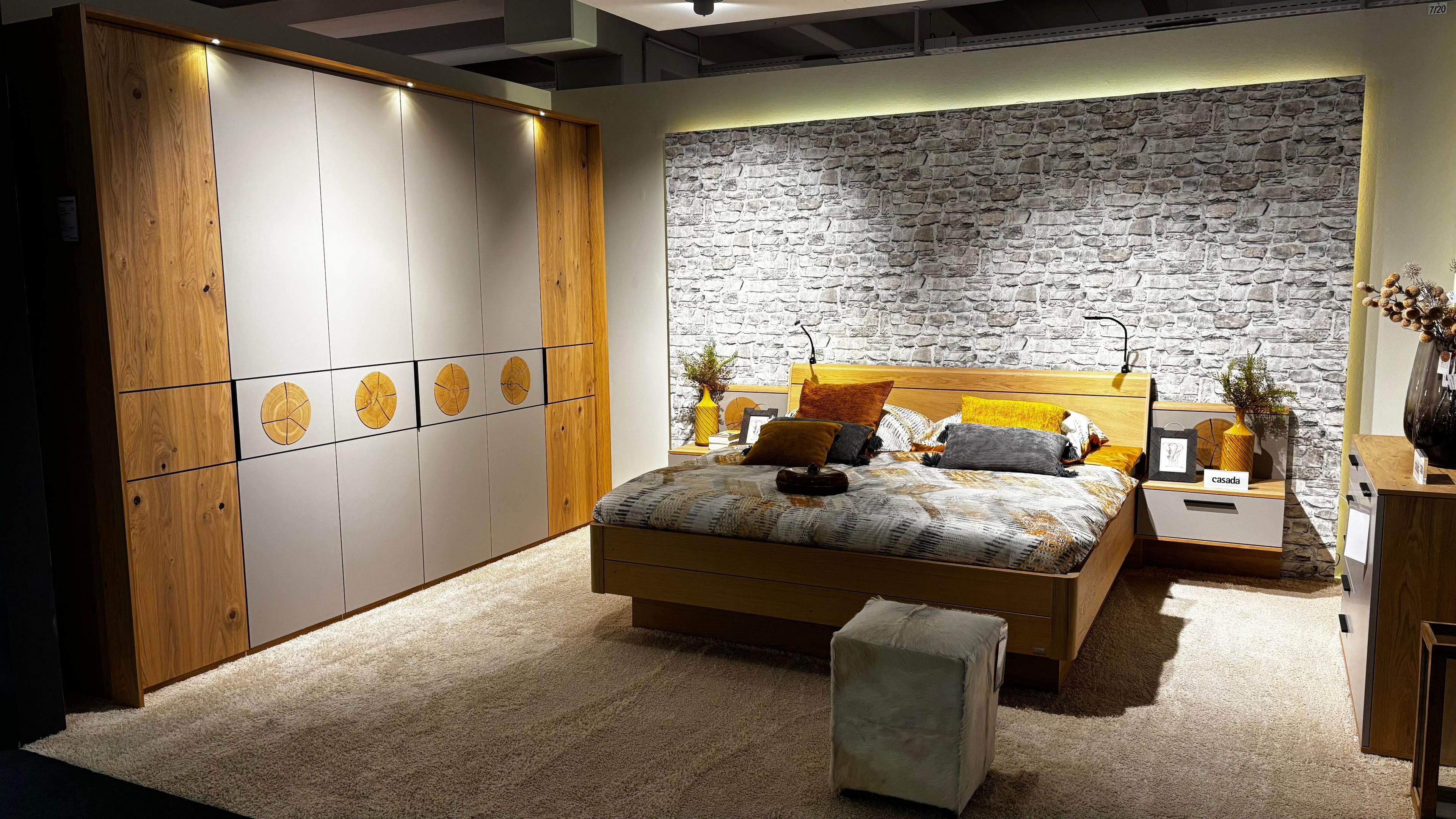 Schlafzimmer in Balkeneiche furniert, Absetzung Lack taupe, Drehtürenschrank 6-türig, Doppelbett Liegefläche 180 x 200cm inkl. Bettkasten, 2 Nachtkonsolen hängend montiert