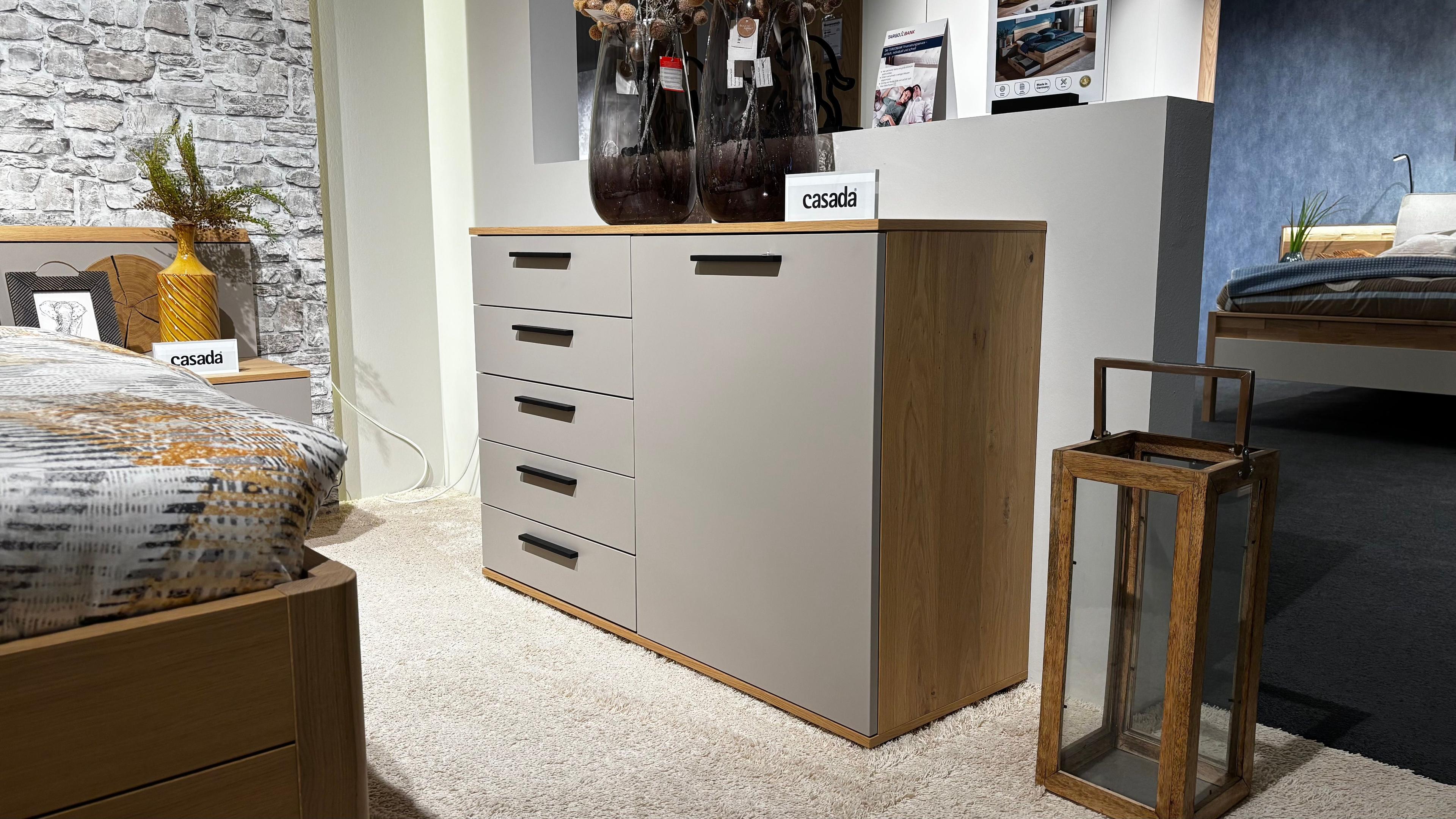 Kommode, Korpus Balkeneiche furniert, Absetzung Lack taupe mit 1 Tür rechts und 5 Schubladen links  