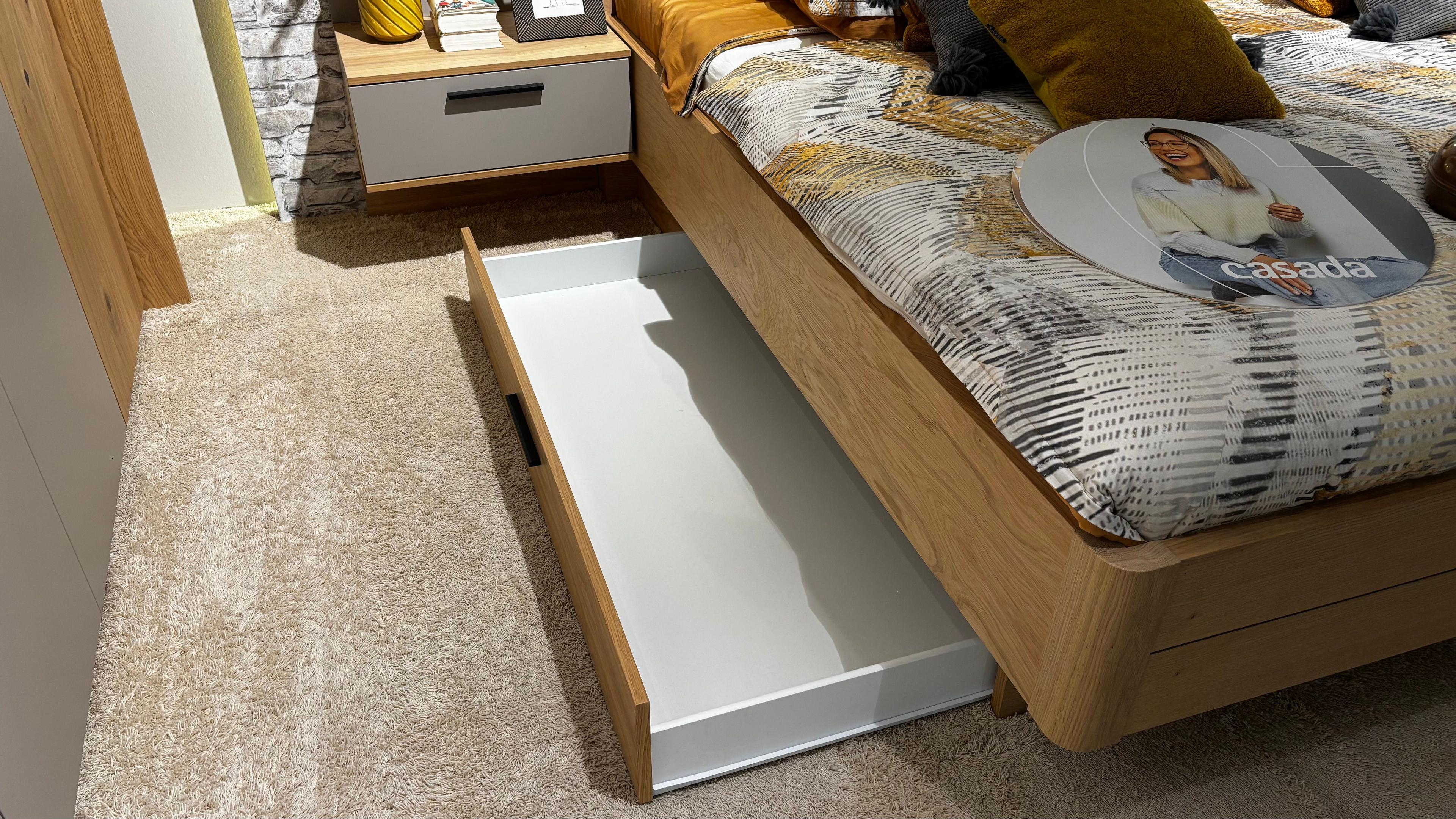 Geöffnete Bettschublade