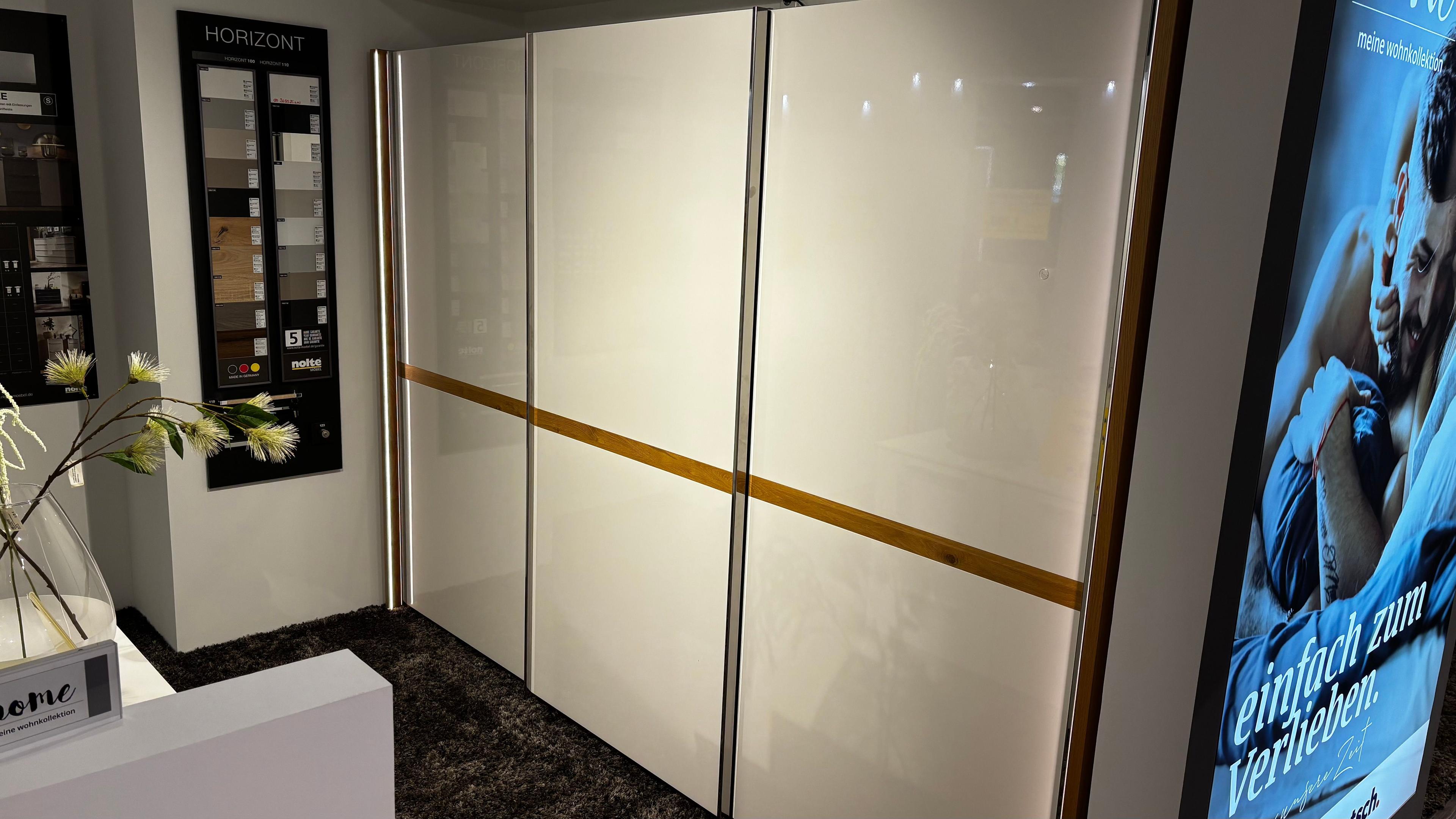 Gleittürenschrank, Korpus Balkeneiche furniert, Fronten Lack weiß Hochglanz, Bauchbinde Balkeneiche furniert, 3-türig  