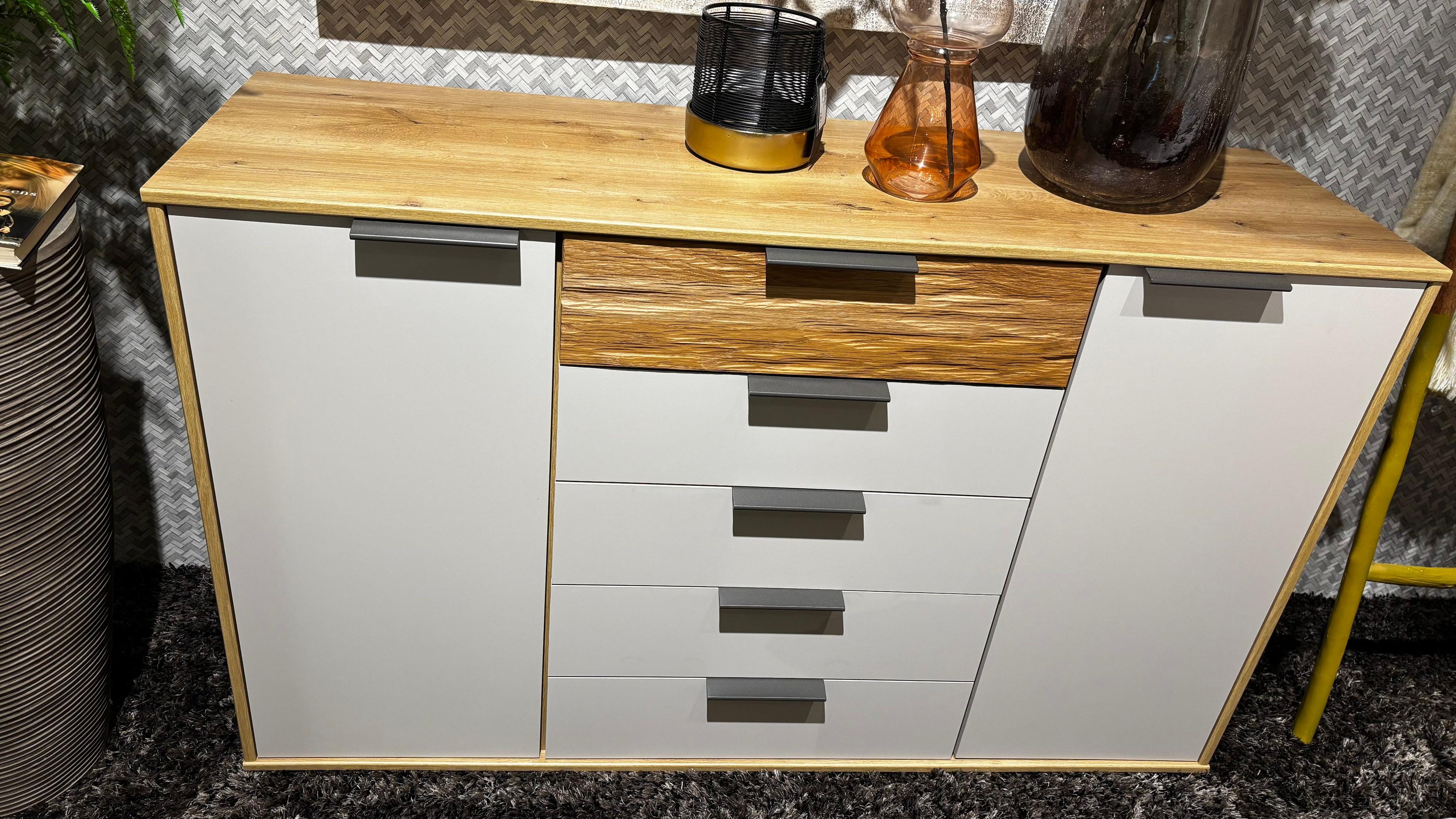 Kommode mit 2 Türen und  5 Schubladen, Korpus Bianco Eiche Nachbildung, Front Glas Champagner, Absetzung Riffholz massiv,