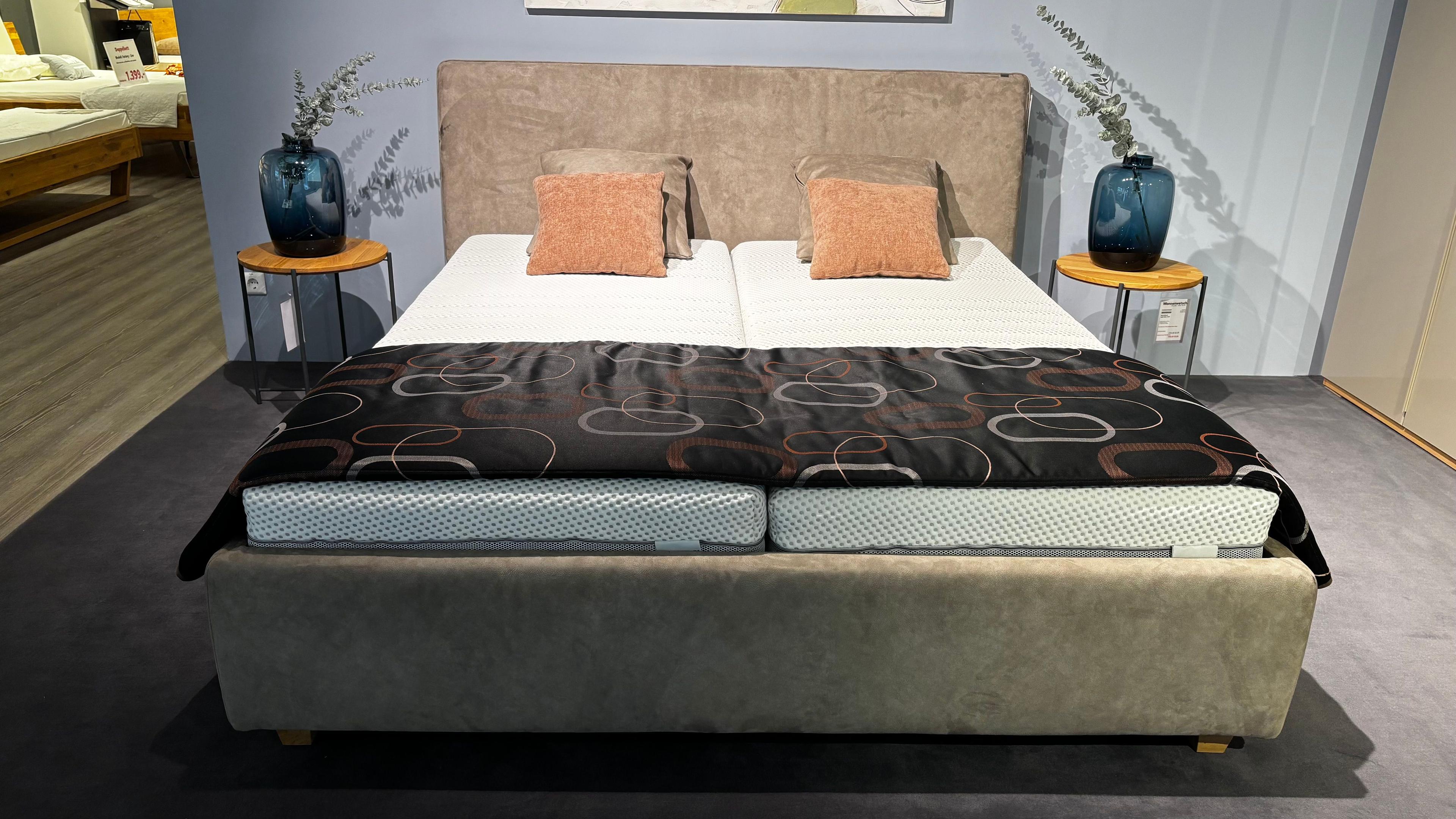 Polsterbett, Liegefläche ca. 180 x 200 cm, inkl. Lattenrahmen und Matratzen 