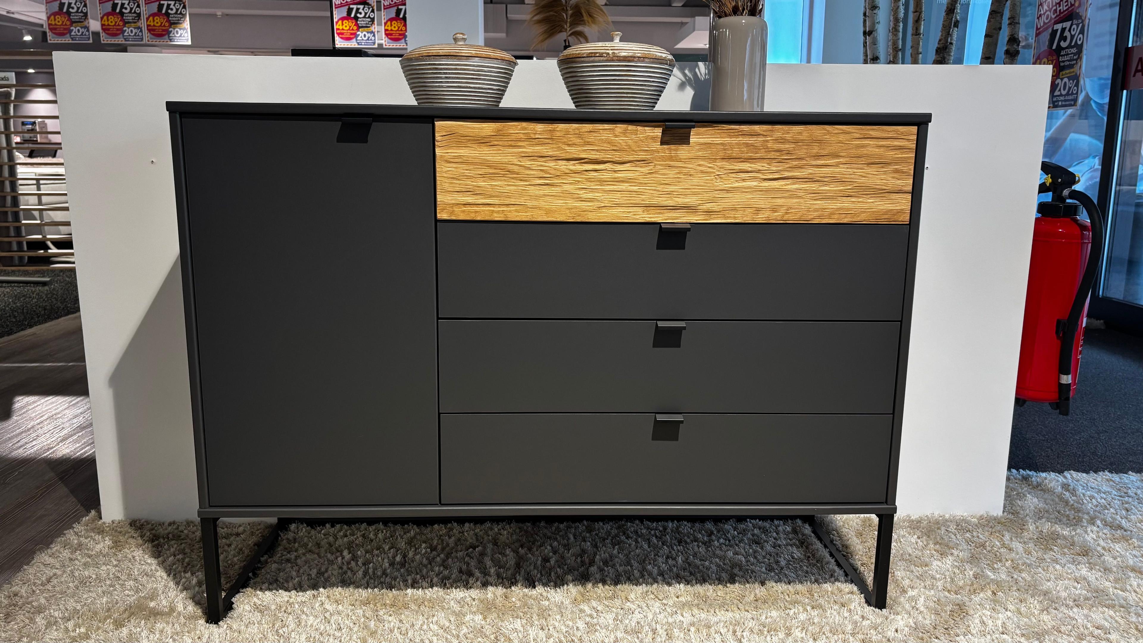 Kommode mit einer Tür und 4 Schubladen