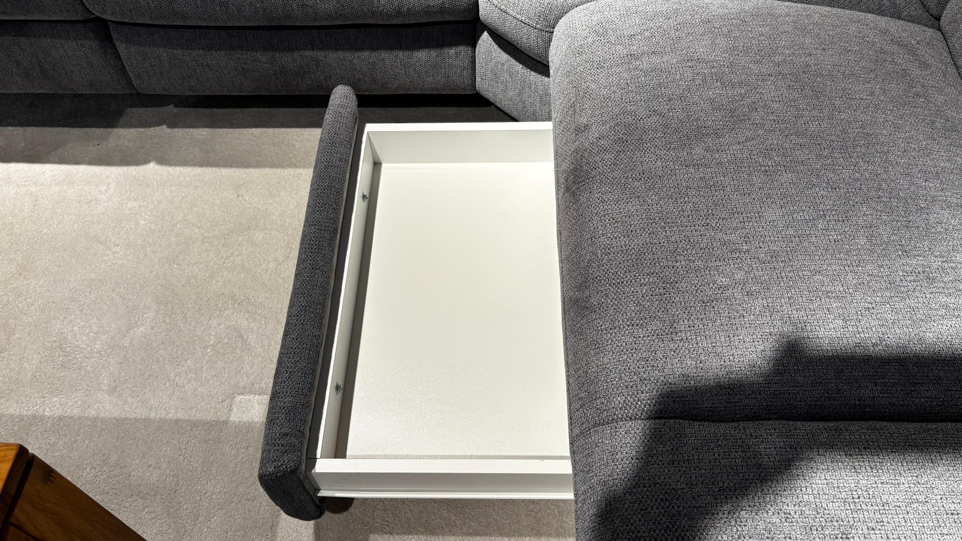 Wohnlandschaft mit ausgezogener Schublade