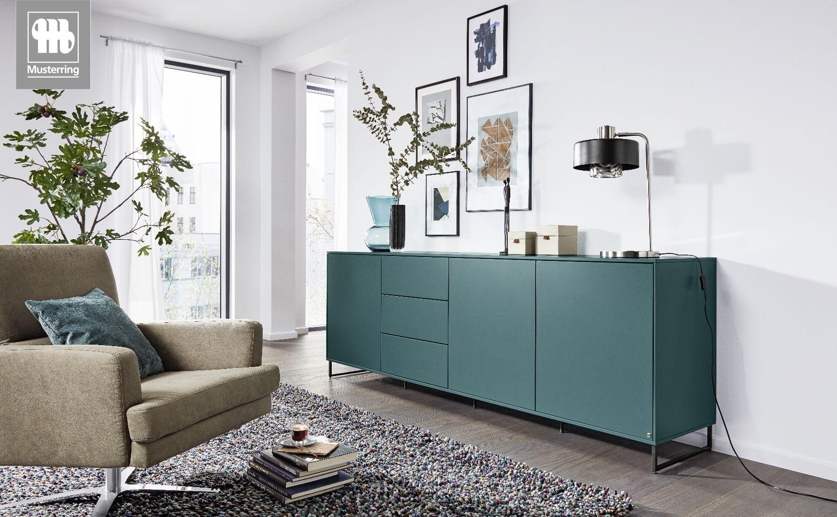 Modernes Sideboard MR Kara Frame von Musterring in Petrol mit Dekoration im Wohnraum.