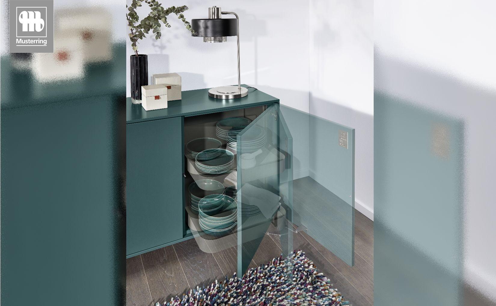 Geöffnetes Glas-Frontfach des MR-Kara-Frame-Sideboards von Musterring mit Geschirr.