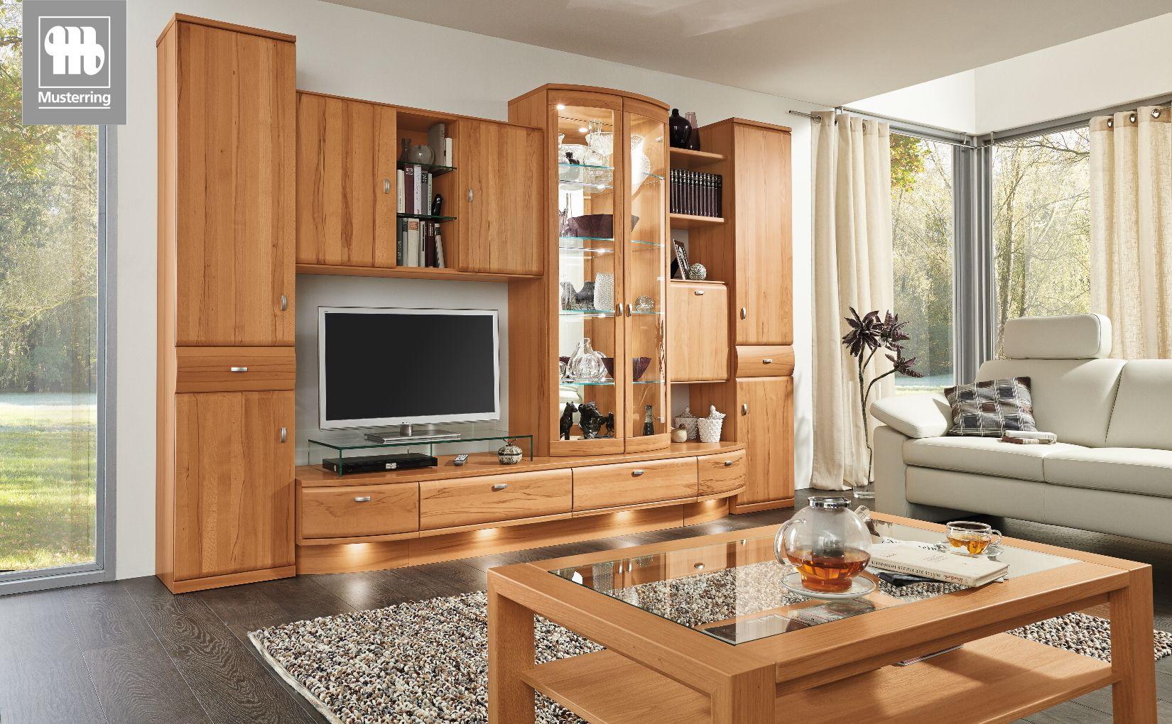 Wohnwand Kiana von Musterring in heller Holzoptik mit Vitrine und TV-Board.